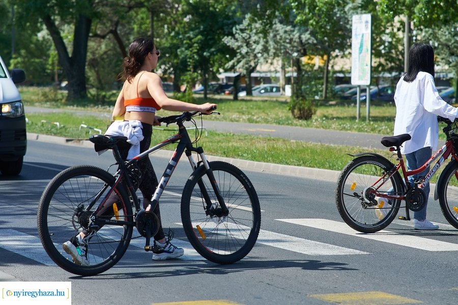 KRESZ tábla kihelyezés a Korányi-Eperjes utca sarkán 20220511