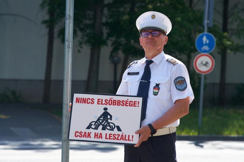KRESZ tábla kihelyezés a Korányi-Eperjes utca sarkán 20220511