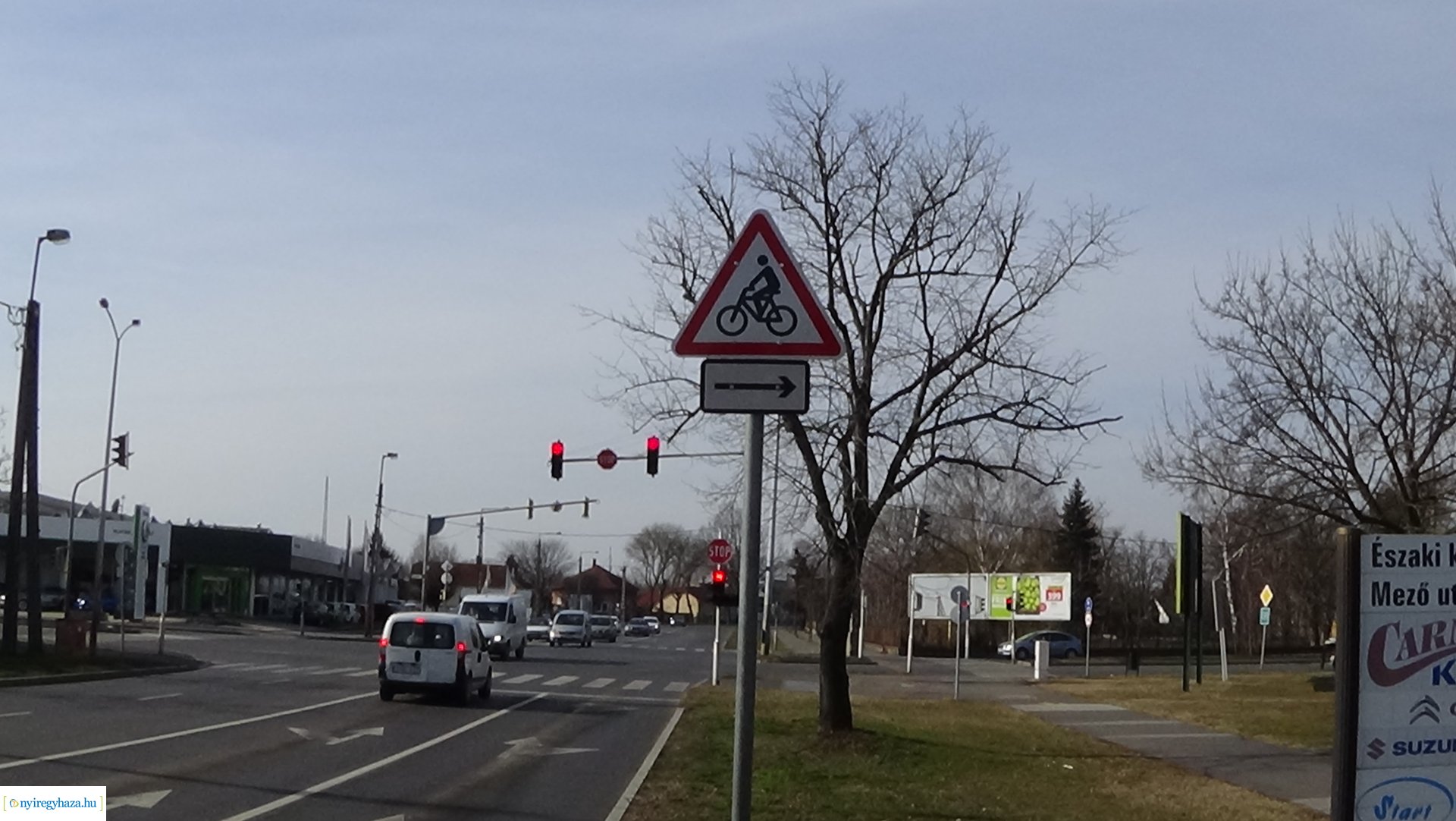 KRESZ-táblák figyelmeztetnek a kerékpárosokra