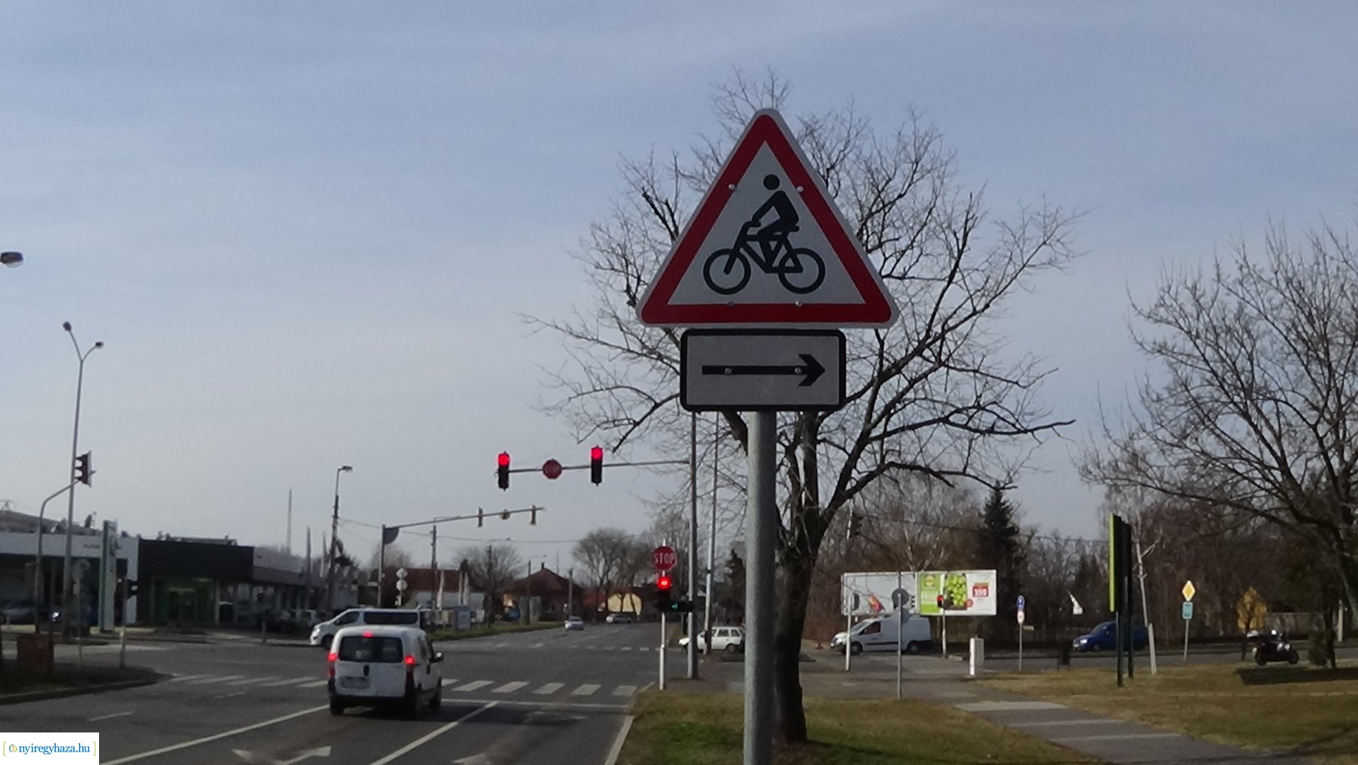 KRESZ-táblák figyelmeztetnek a kerékpárosokra
