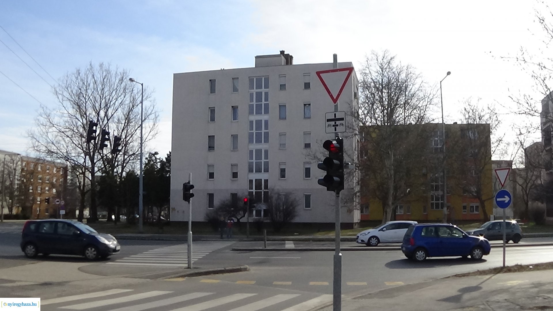 KRESZ-táblák figyelmeztetnek a kerékpárosokra