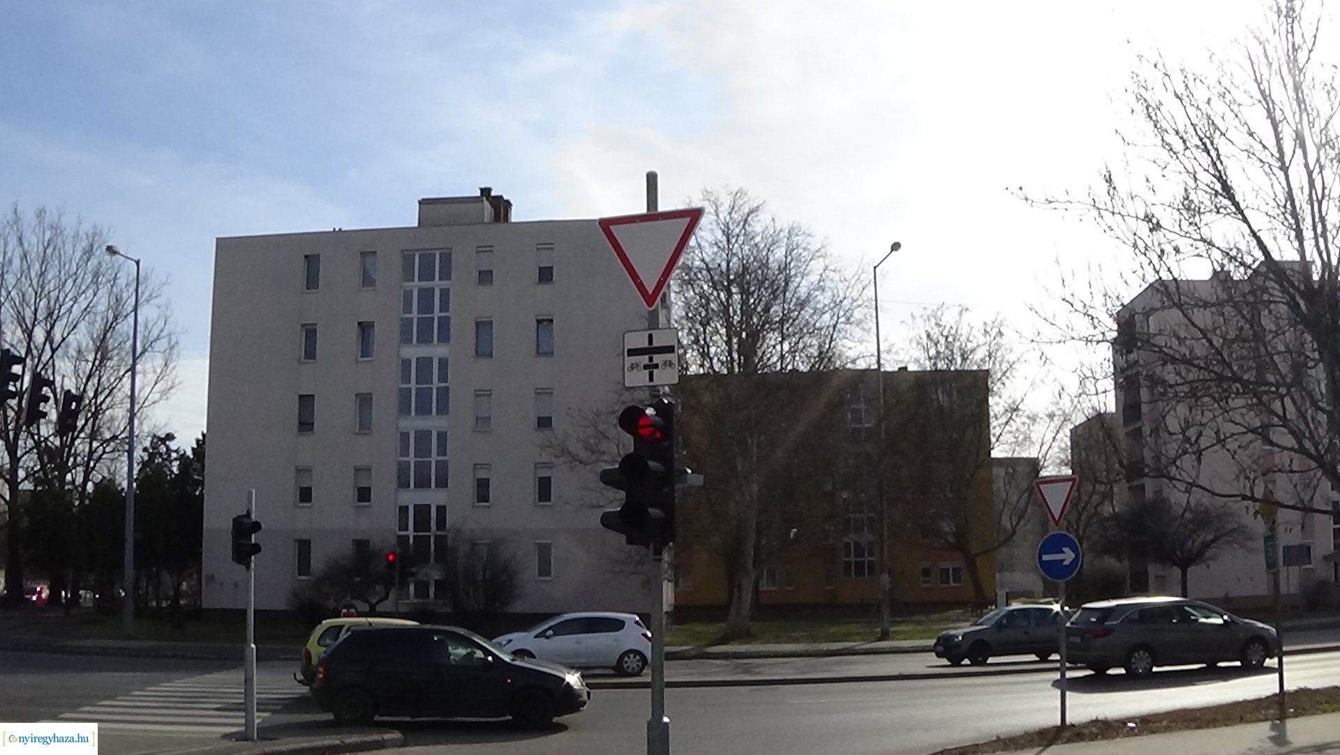 KRESZ-táblák figyelmeztetnek a kerékpárosokra