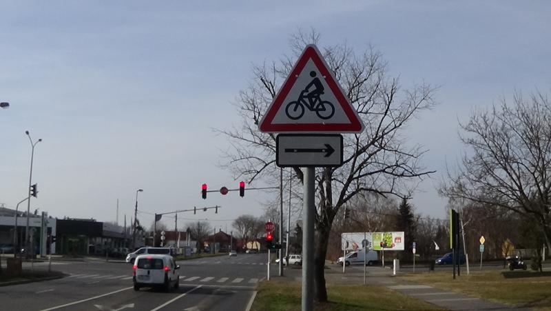 KRESZ-táblák figyelmeztetnek a kerékpárosokra