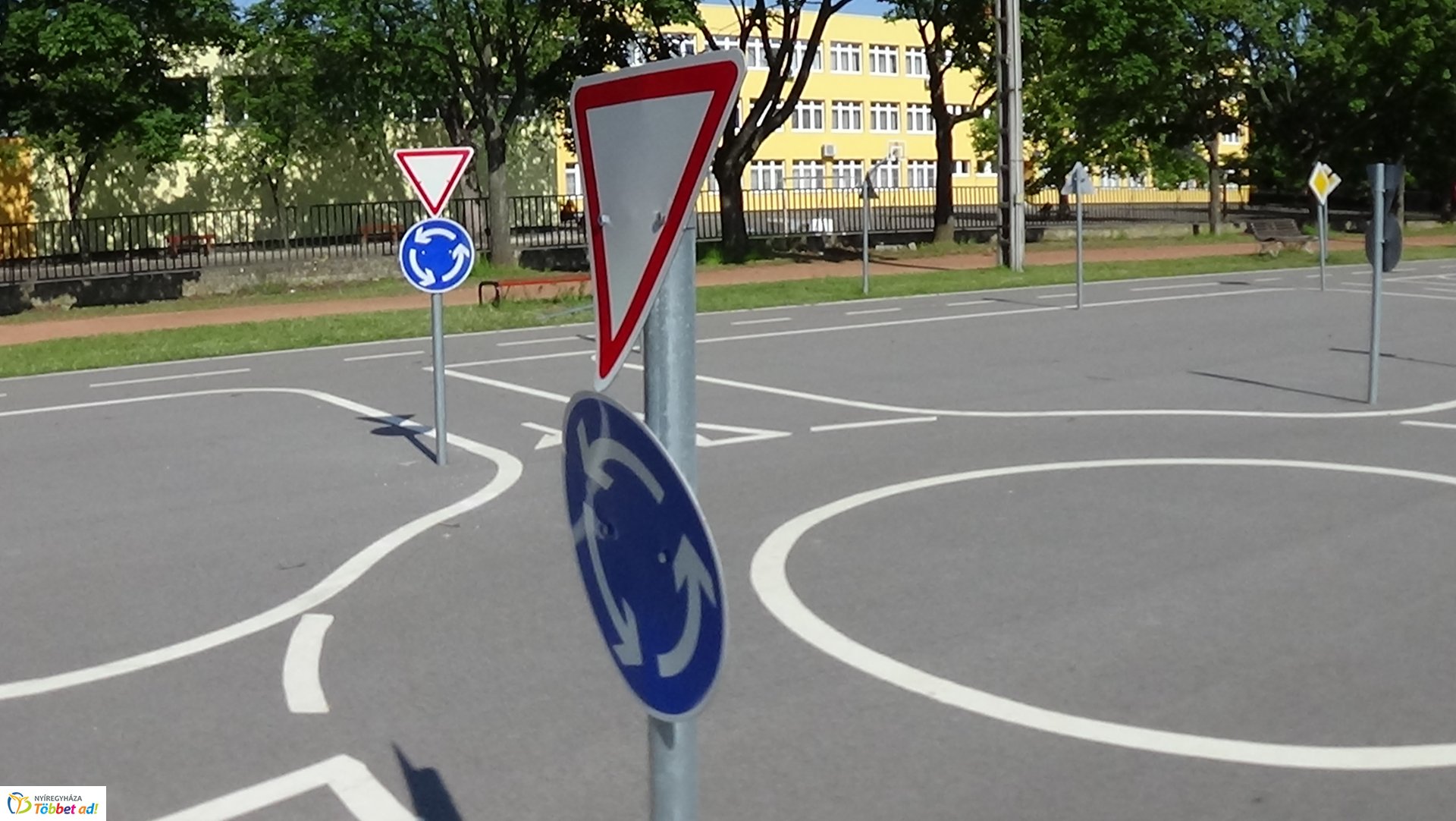 KRESZ-táblákat rongáltak Nyíregyházán