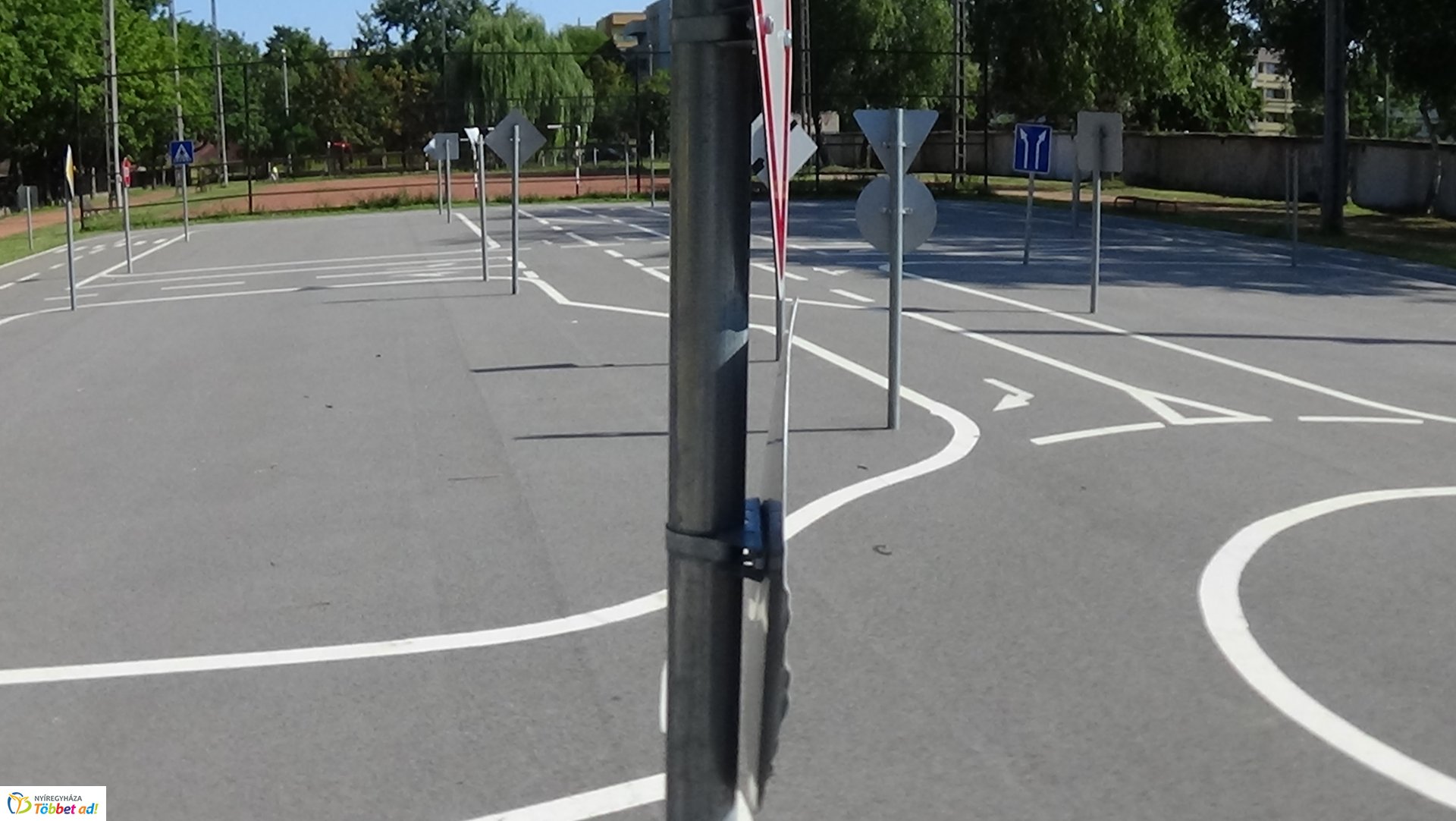 KRESZ-táblákat rongáltak Nyíregyházán