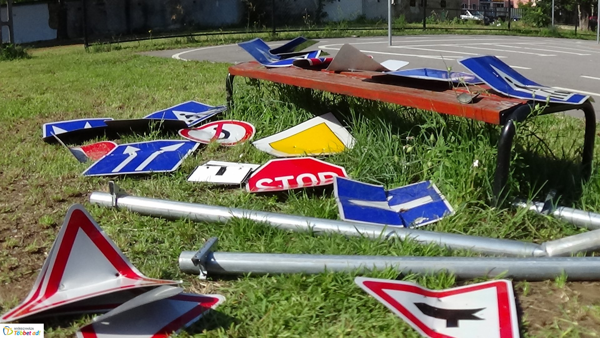 KRESZ-táblákat rongáltak Nyíregyházán