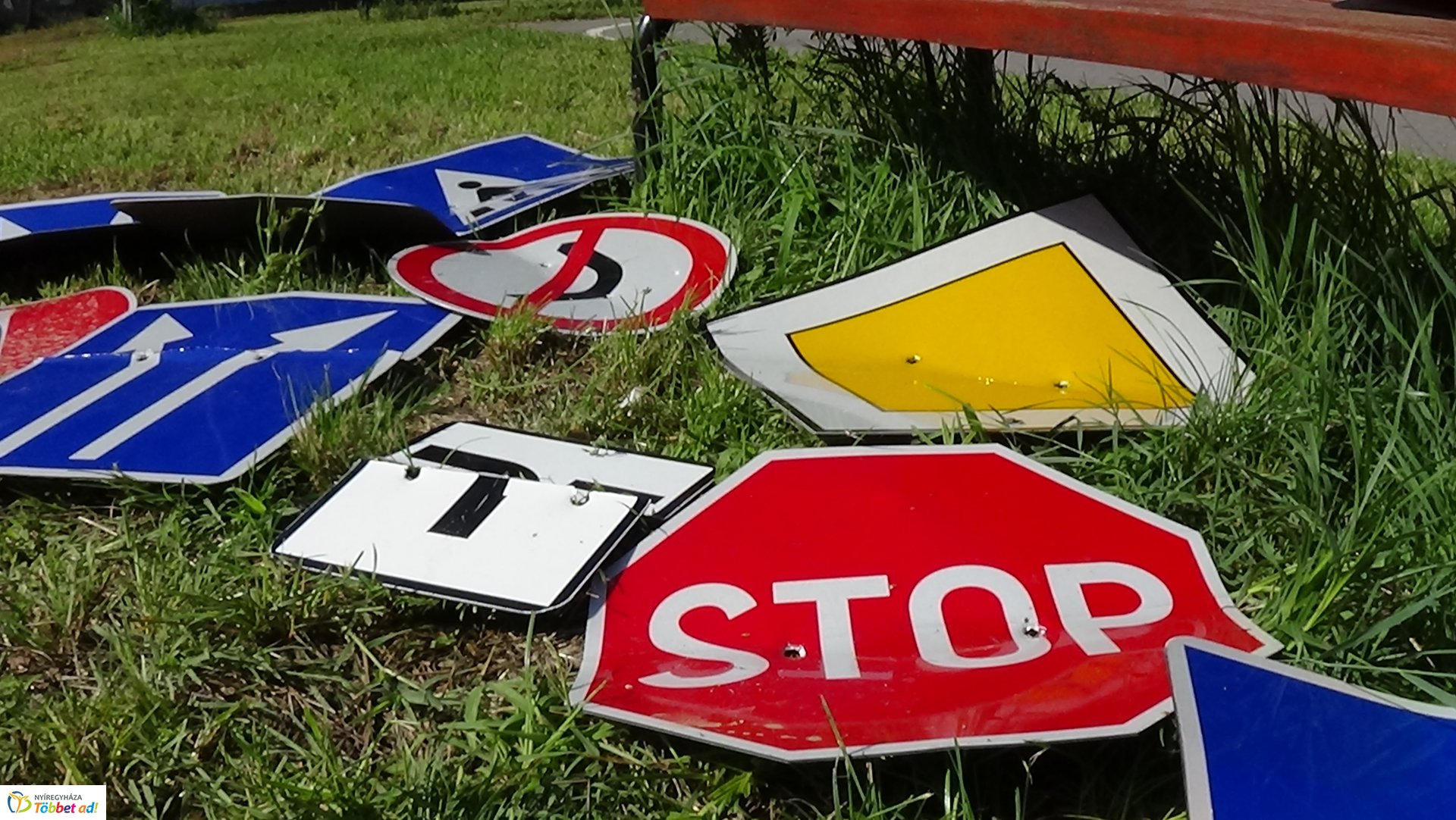 KRESZ-táblákat rongáltak Nyíregyházán