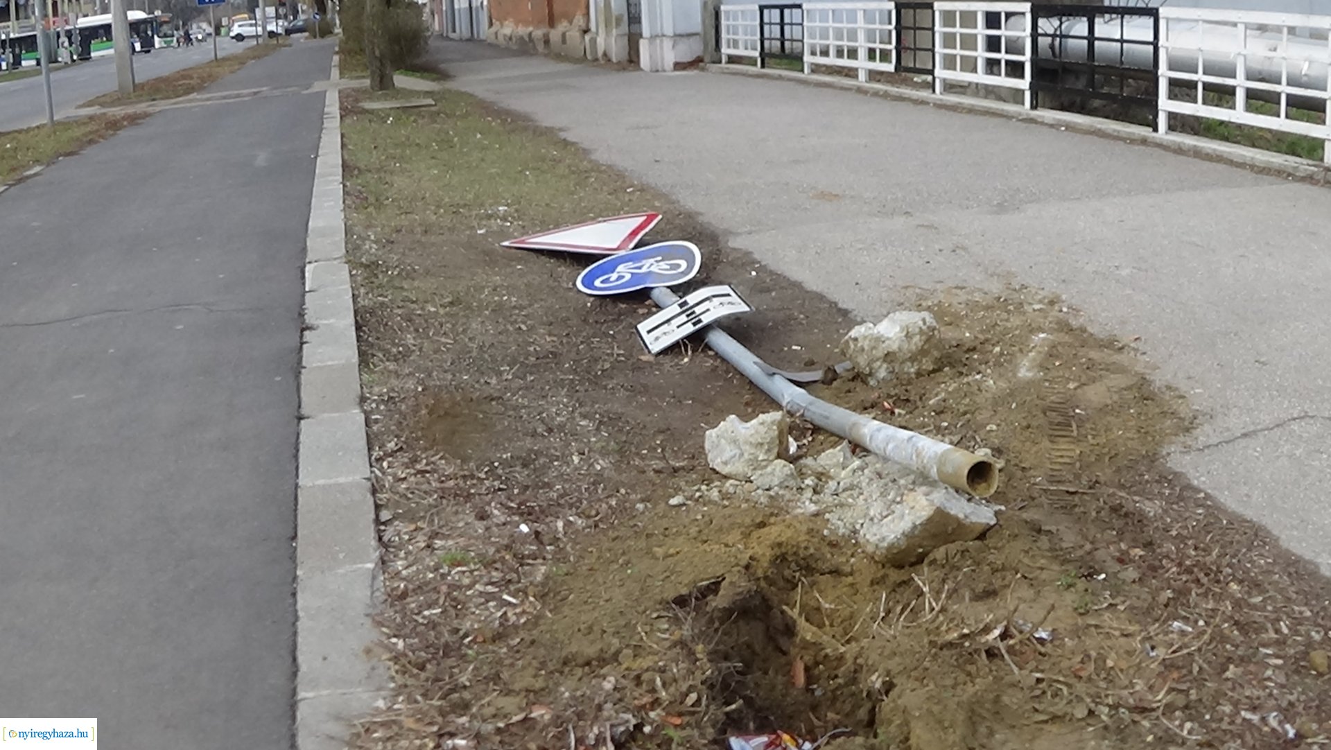 KRESZ-táblákat tartó oszlopot tört ki egy jármű a Széchenyi utcán