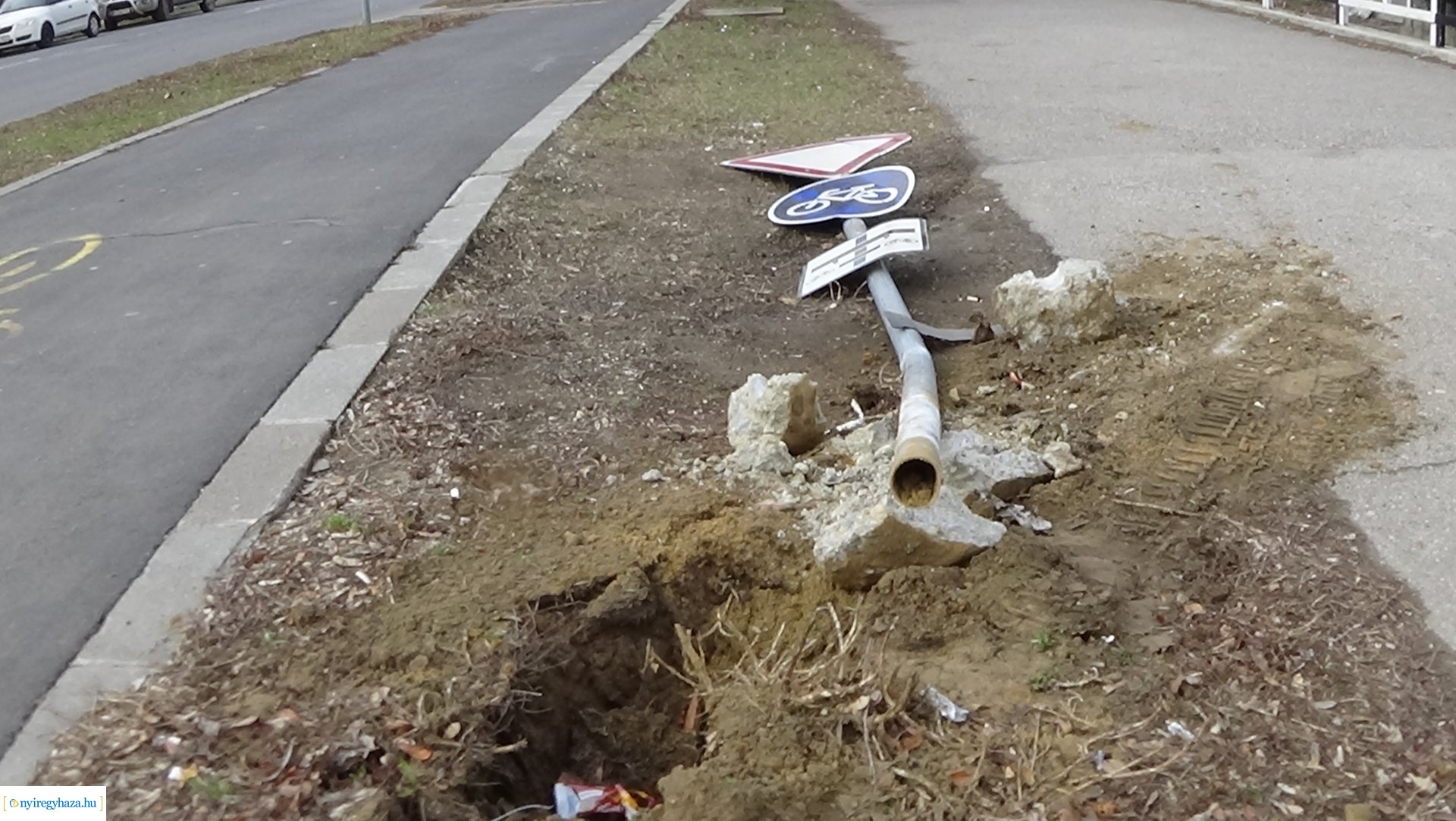 KRESZ-táblákat tartó oszlopot tört ki egy jármű a Széchenyi utcán