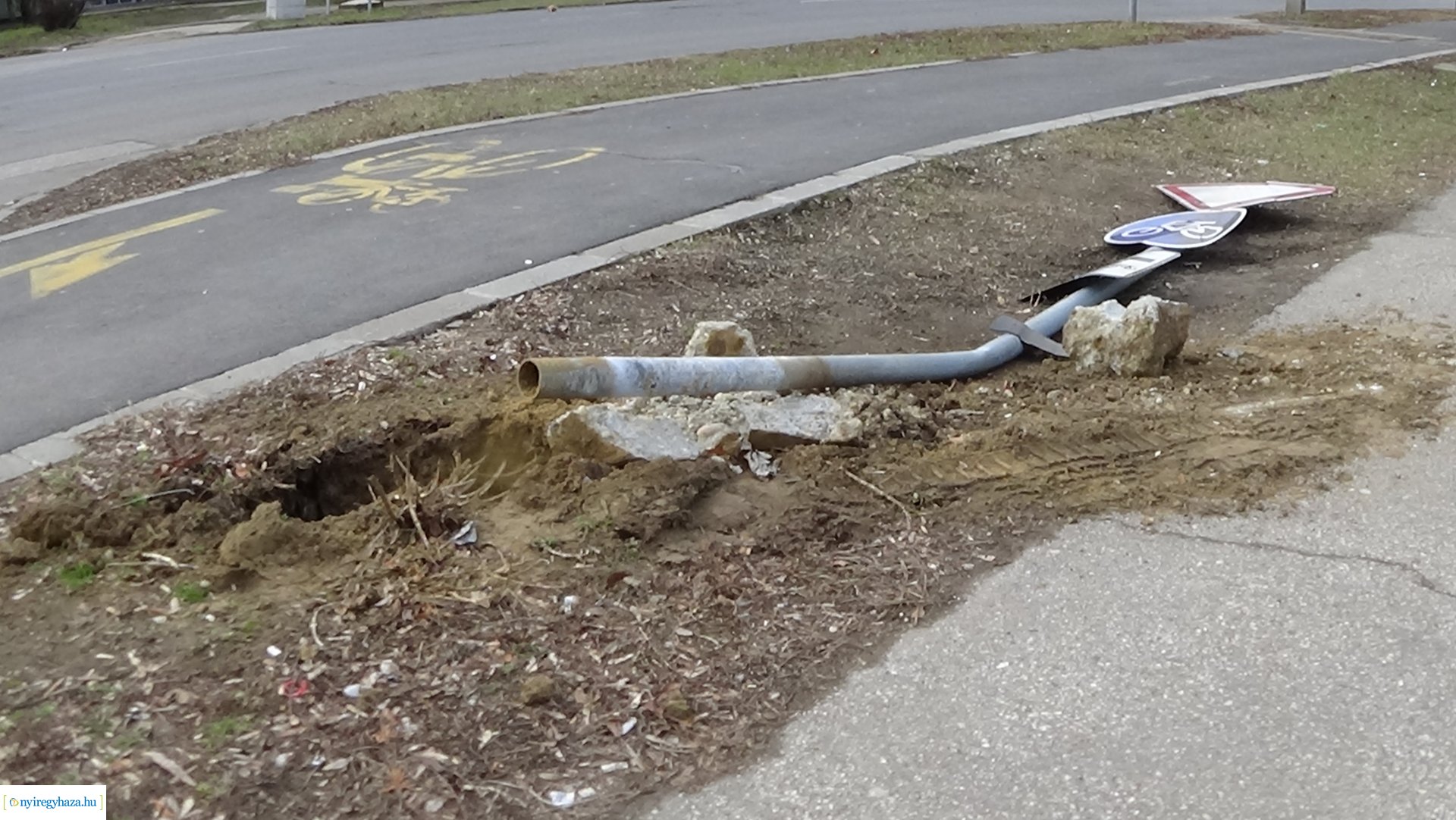 KRESZ-táblákat tartó oszlopot tört ki egy jármű a Széchenyi utcán