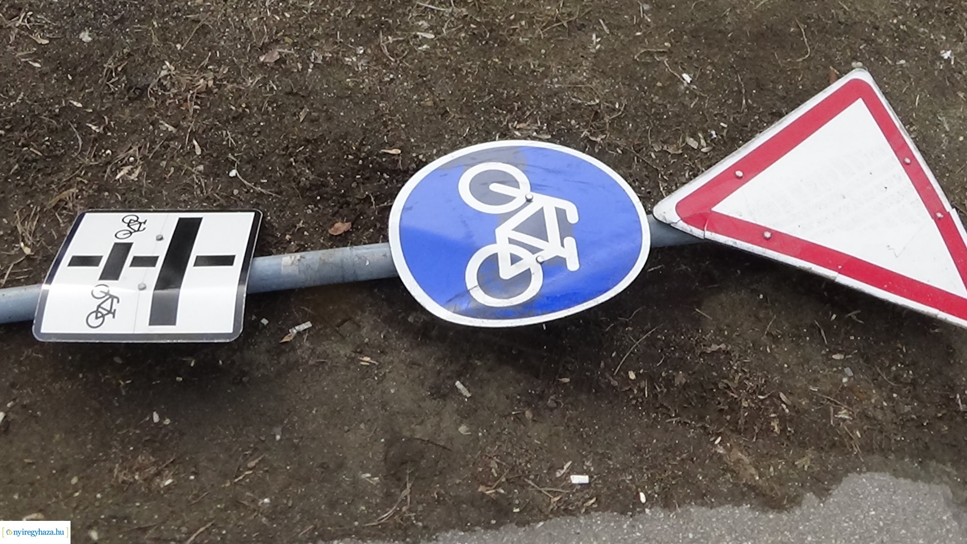 KRESZ-táblákat tartó oszlopot tört ki egy jármű a Széchenyi utcán