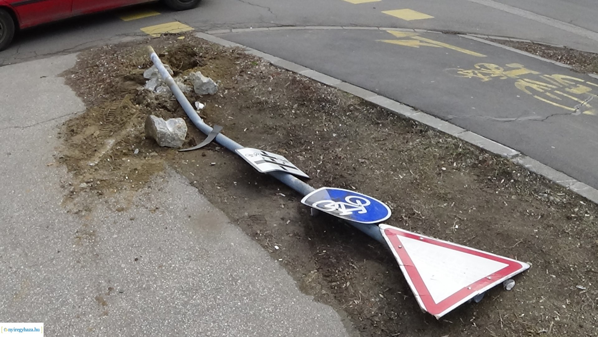 KRESZ-táblákat tartó oszlopot tört ki egy jármű a Széchenyi utcán