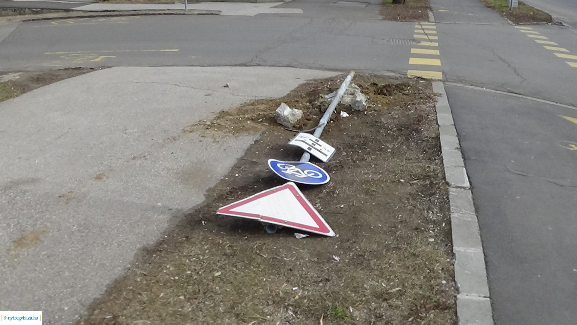 KRESZ-táblákat tartó oszlopot tört ki egy jármű a Széchenyi utcán