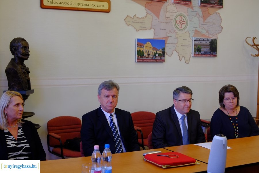 Kulcsátadás és egészségterv a kórházban