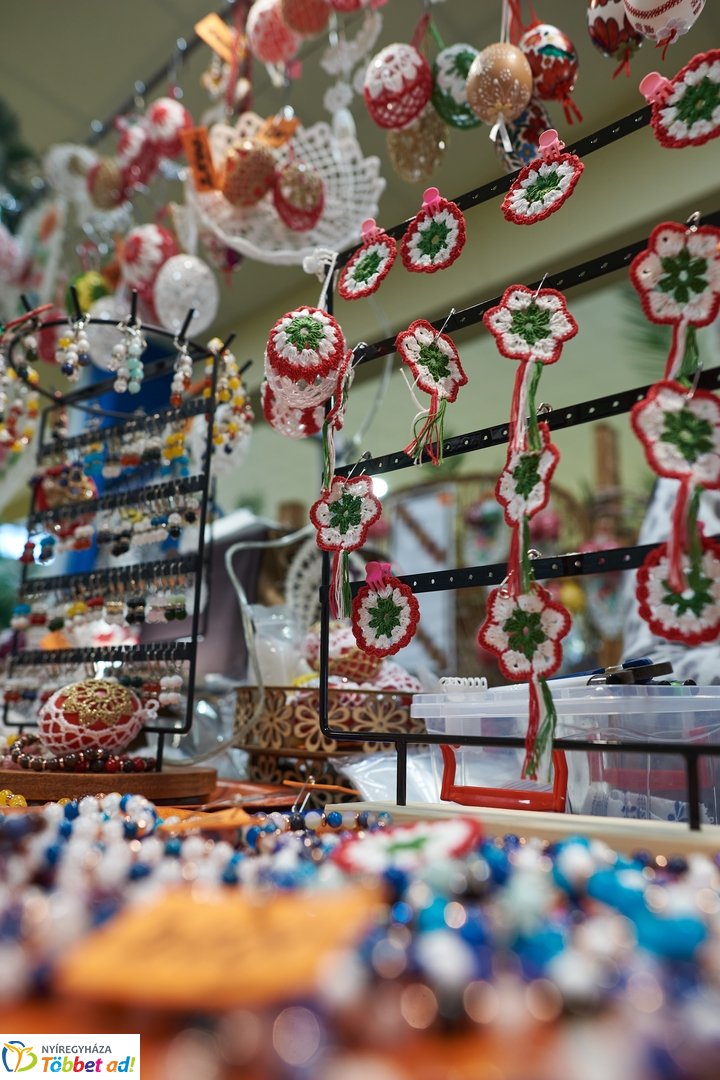 Különleges kokárdák a Búza téri piacon