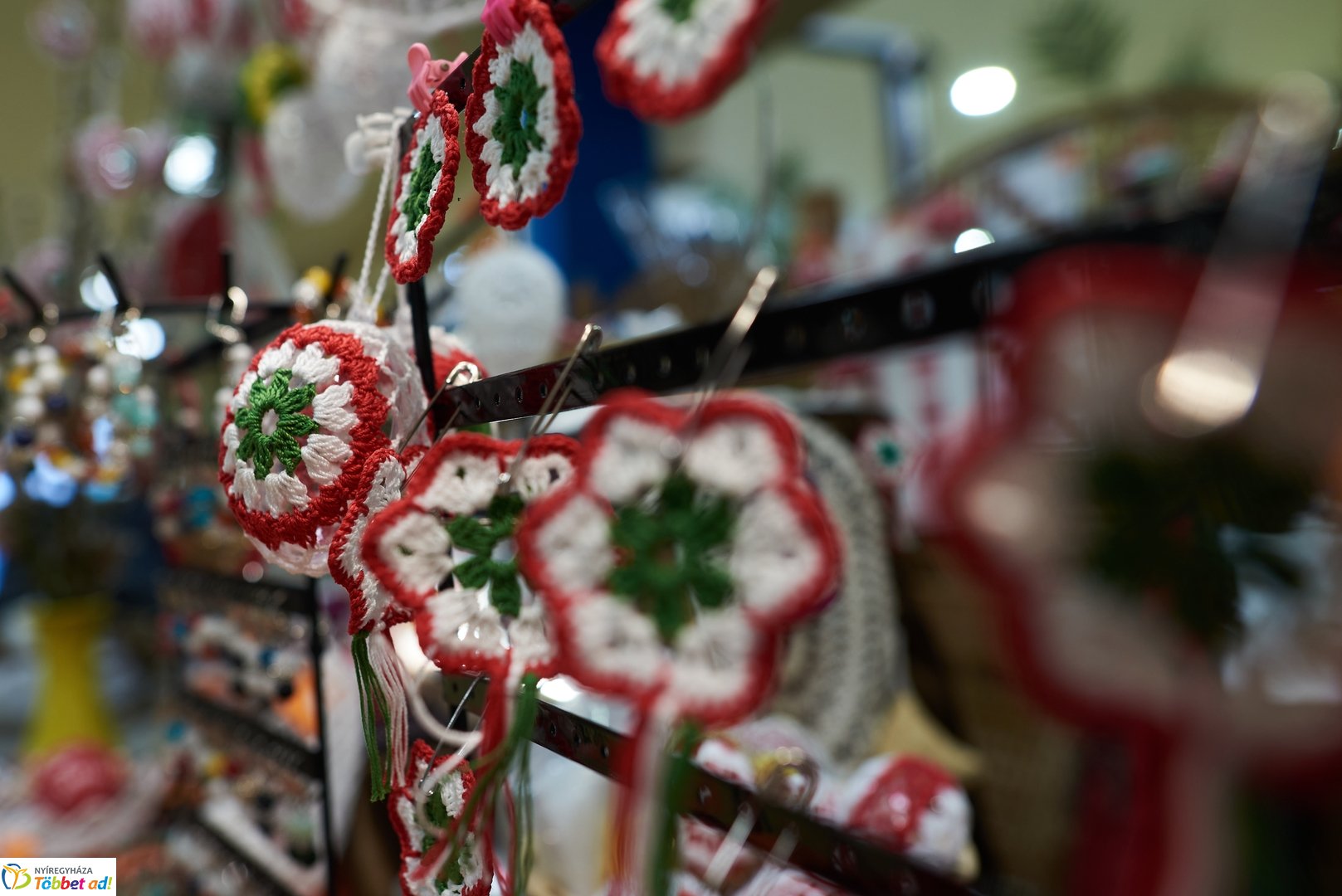 Különleges kokárdák a Búza téri piacon