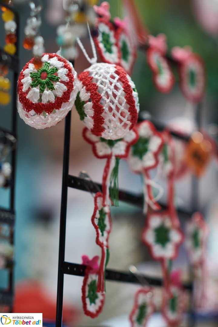 Különleges kokárdák a Búza téri piacon