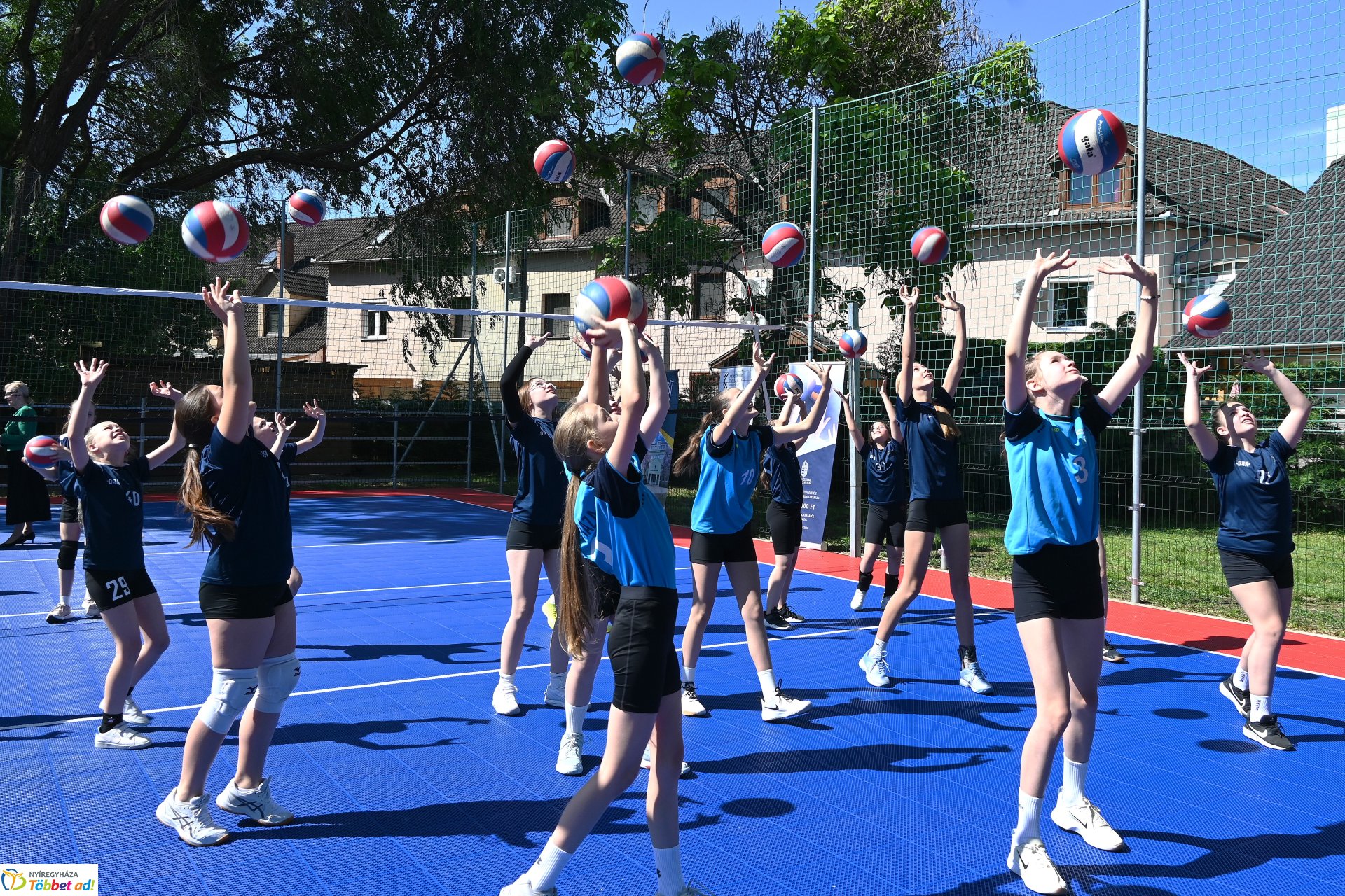 Kültéri röplabdapályát avattak a Bem-ben