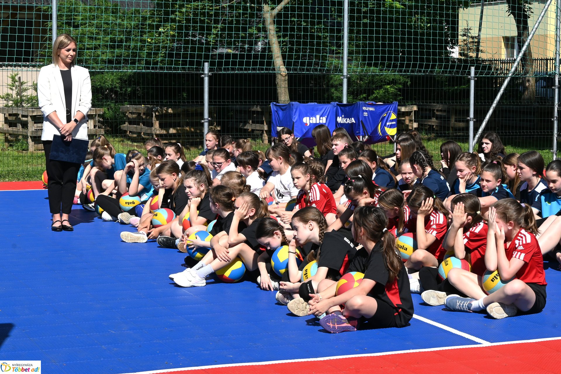 Kültéri röplabdapályát avattak a Bem-ben