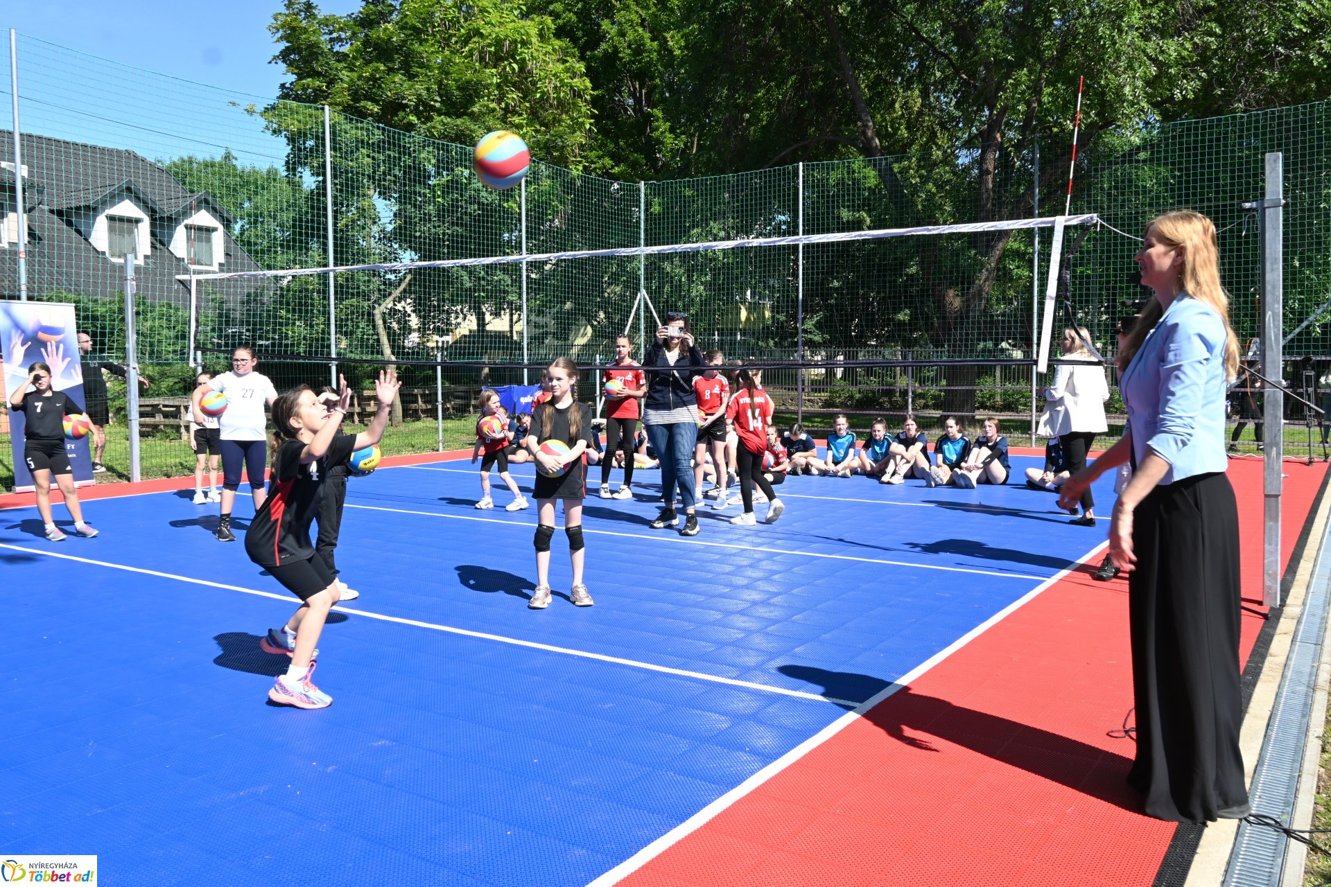 Kültéri röplabdapályát avattak a Bem-ben