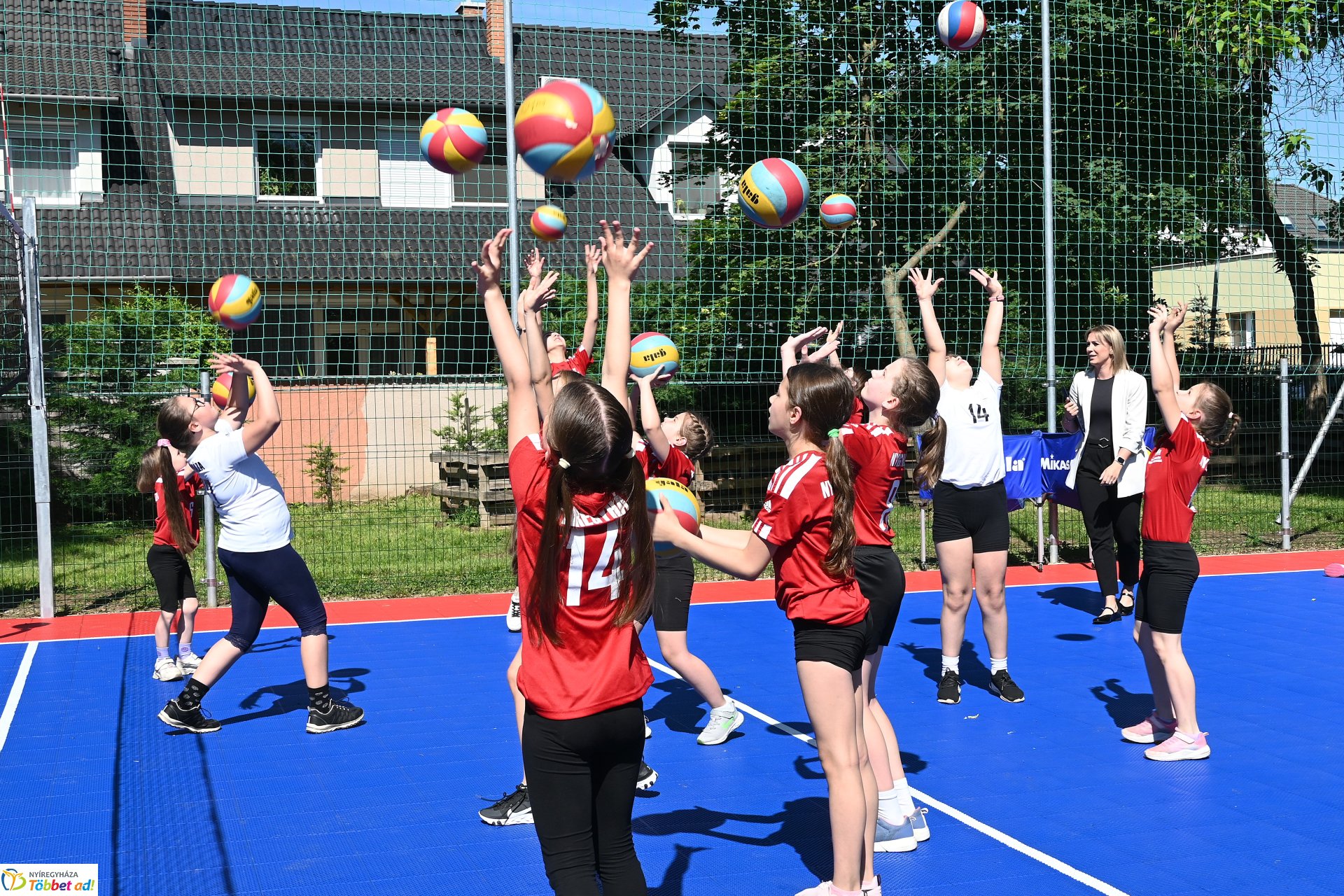 Kültéri röplabdapályát avattak a Bem-ben