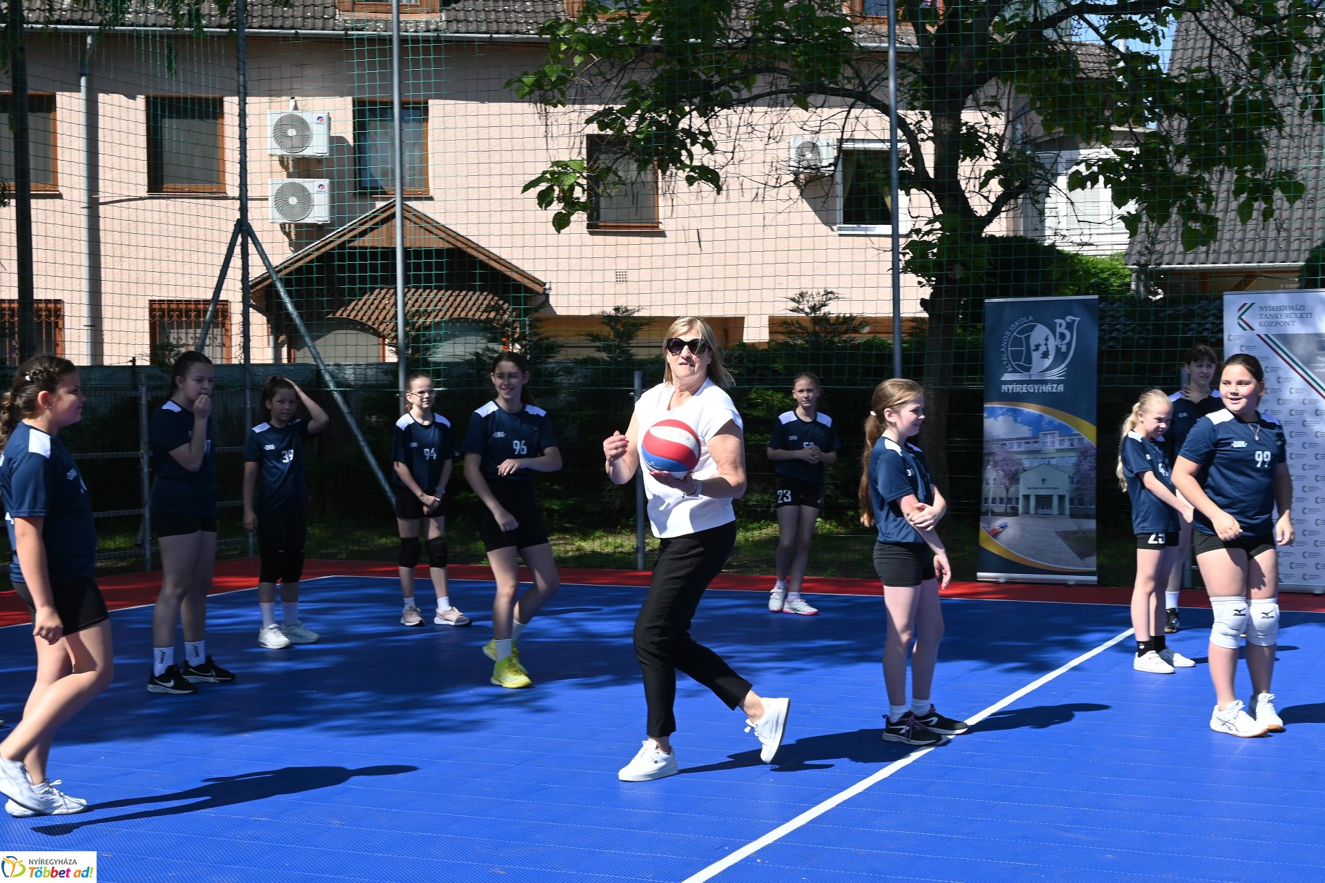 Kültéri röplabdapályát avattak a Bem-ben