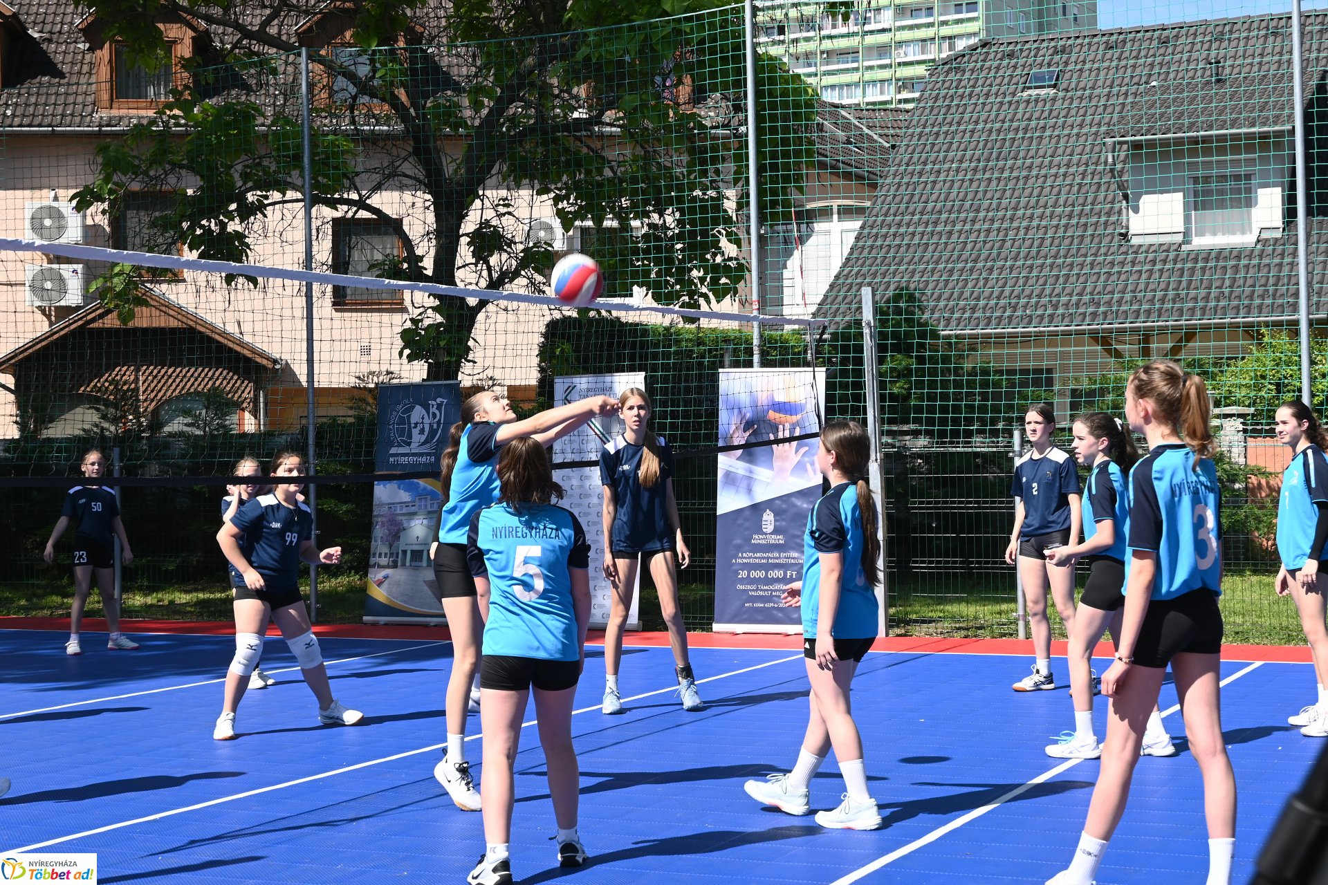 Kültéri röplabdapályát avattak a Bem-ben