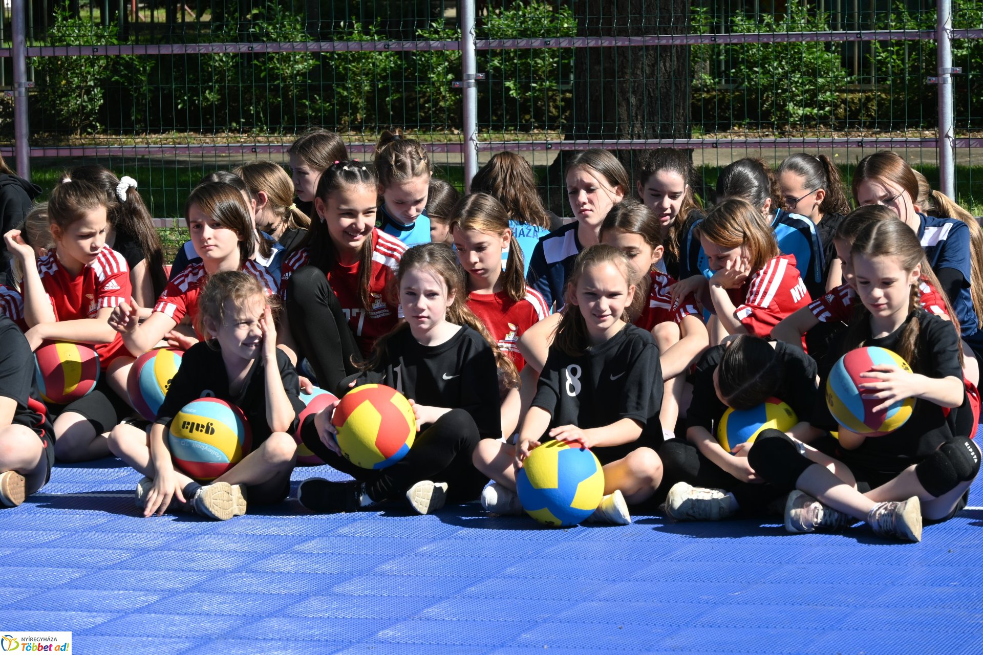 Kültéri röplabdapályát avattak a Bem-ben