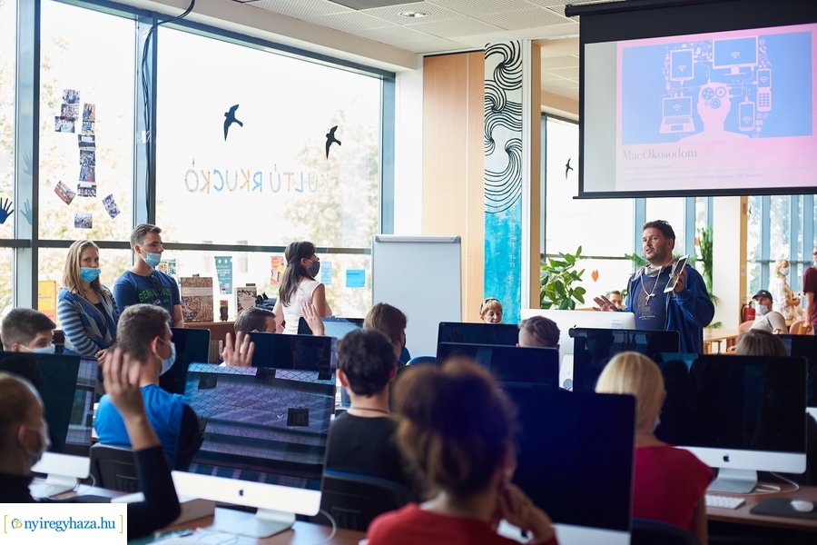 Kultúrkuckó átadása a könyvtárban