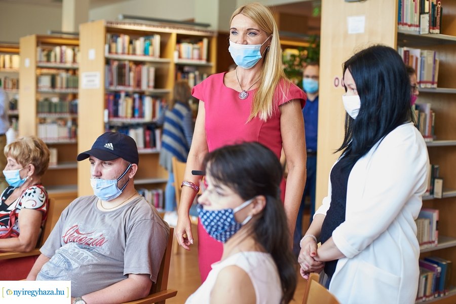 Kultúrkuckó átadása a könyvtárban