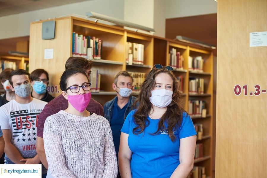 Kultúrkuckó átadása a könyvtárban