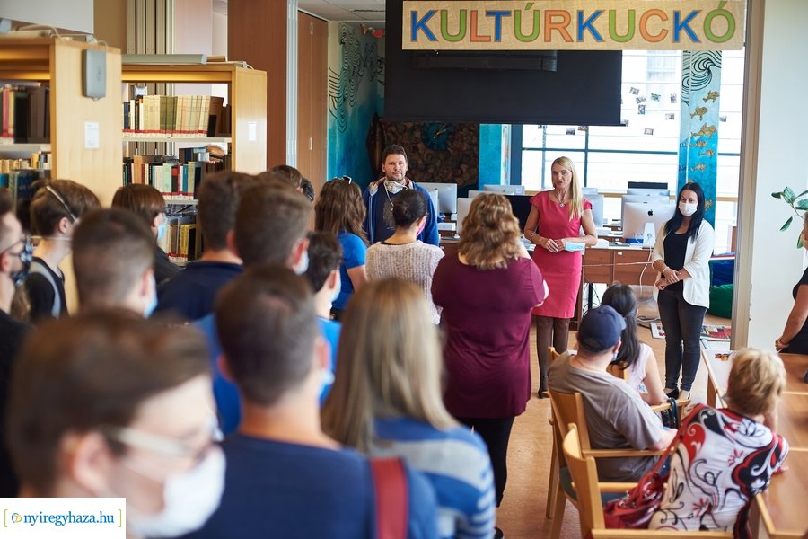Kultúrkuckó átadása a könyvtárban