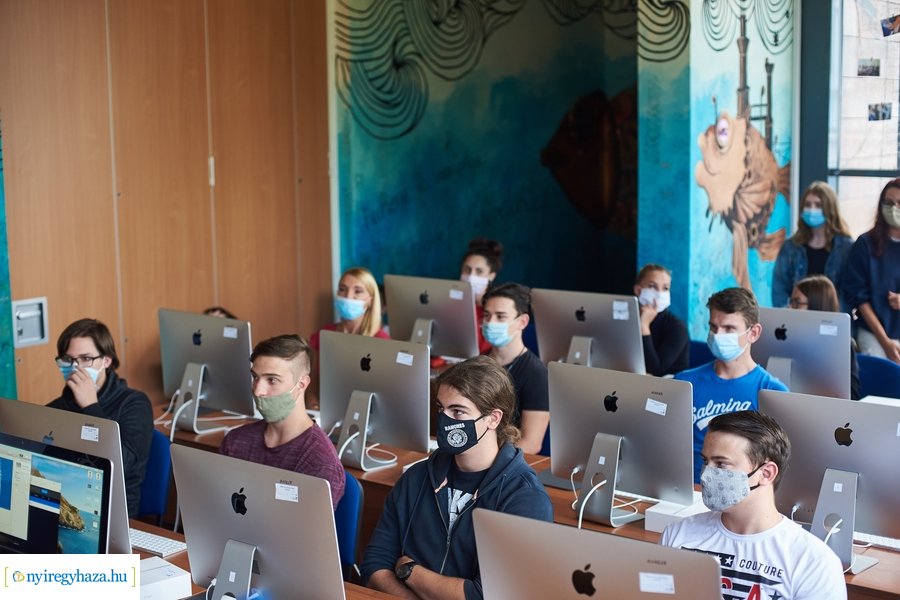 Kultúrkuckó átadása a könyvtárban