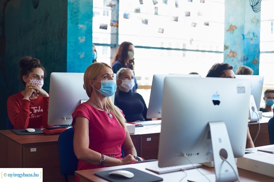 Kultúrkuckó átadása a könyvtárban