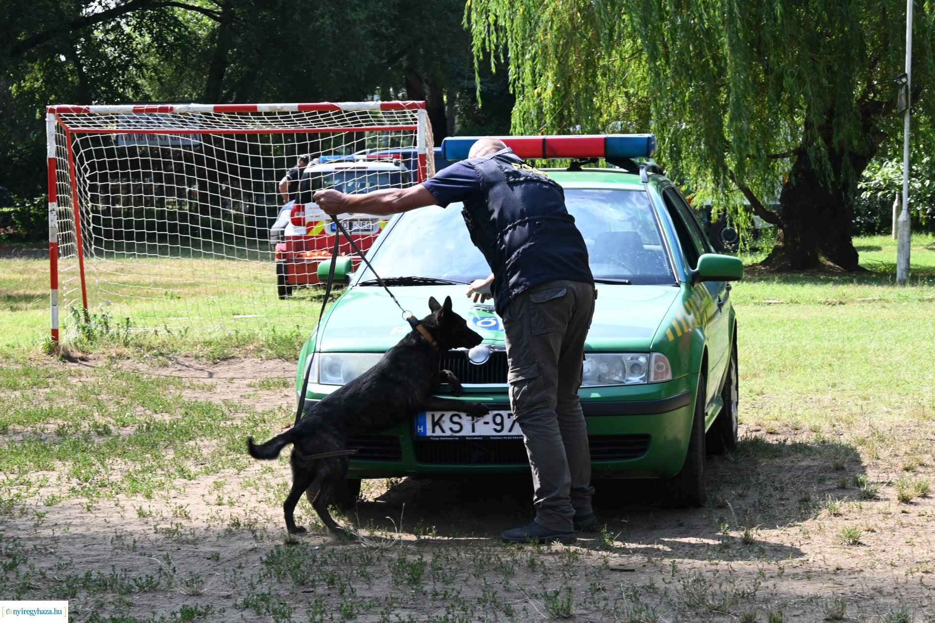 Kutyás rendőrségi bemutató a Kisvakond táborban