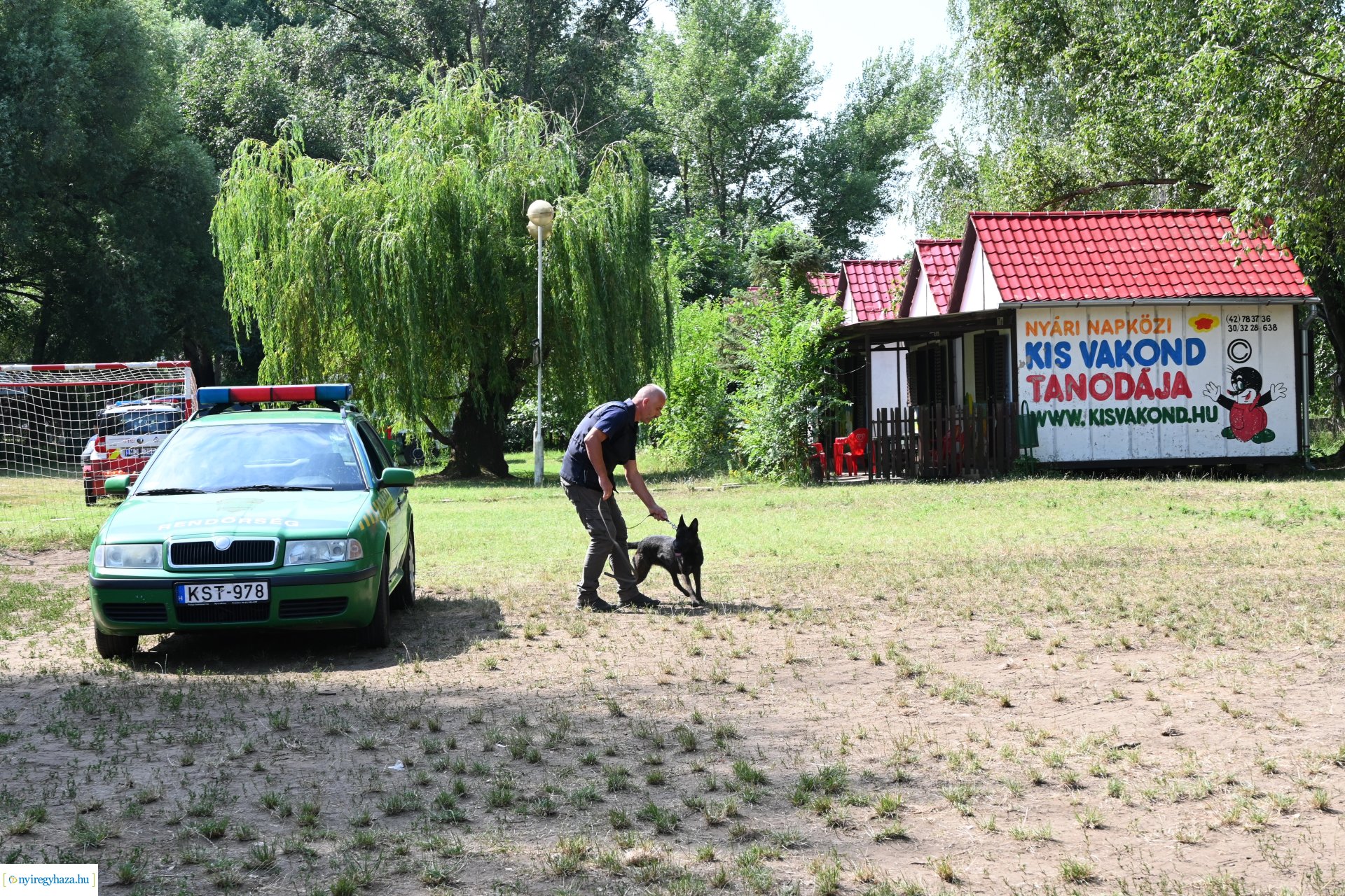 Kutyás rendőrségi bemutató a Kisvakond táborban