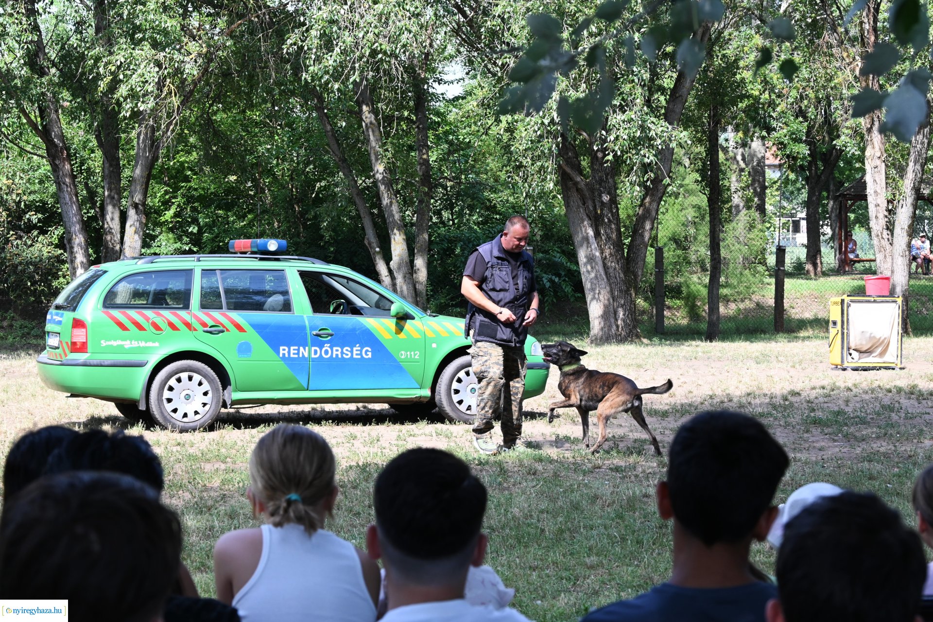 Kutyás rendőrségi bemutató a Kisvakond táborban