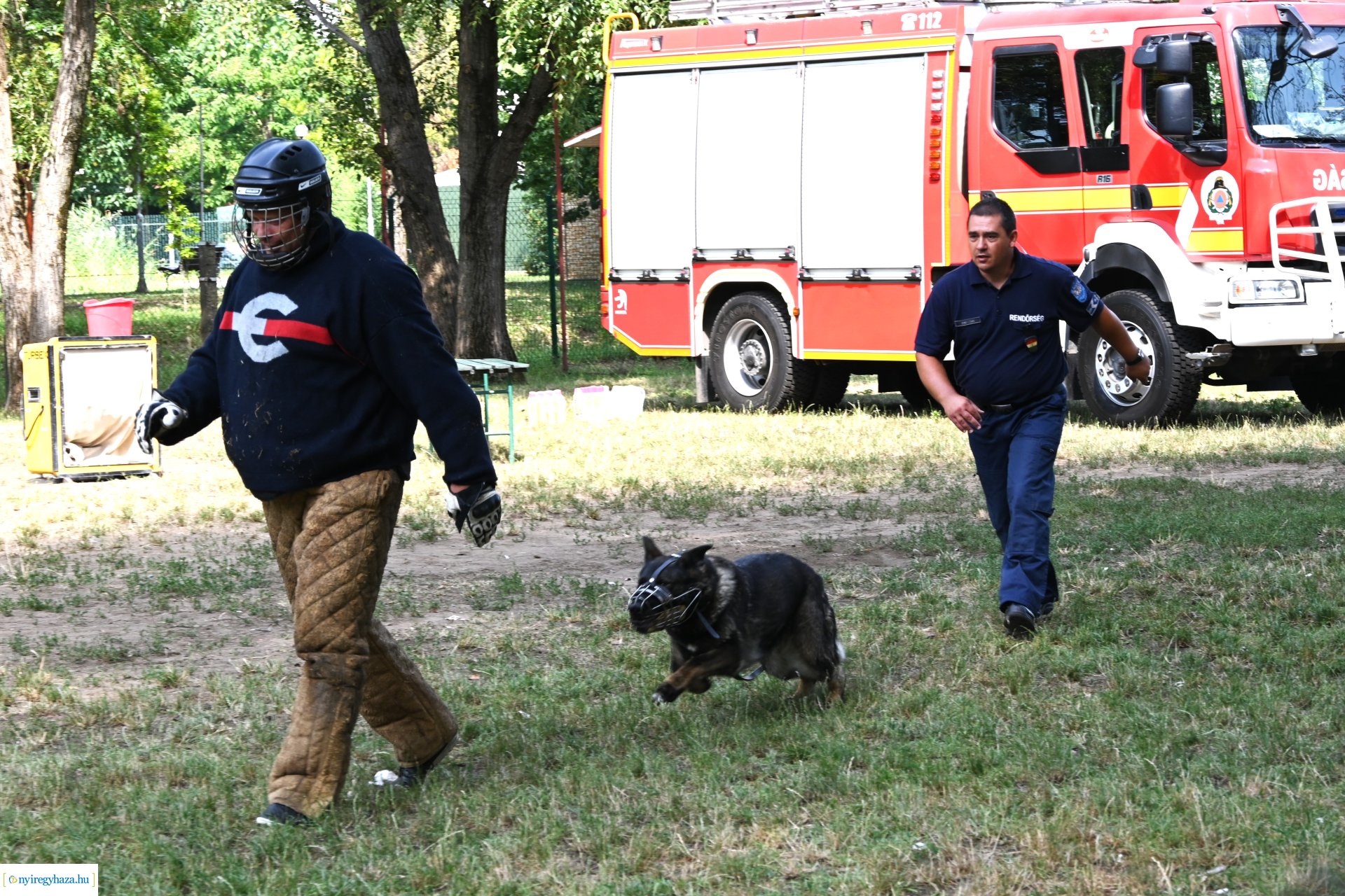 Kutyás rendőrségi bemutató a Kisvakond táborban