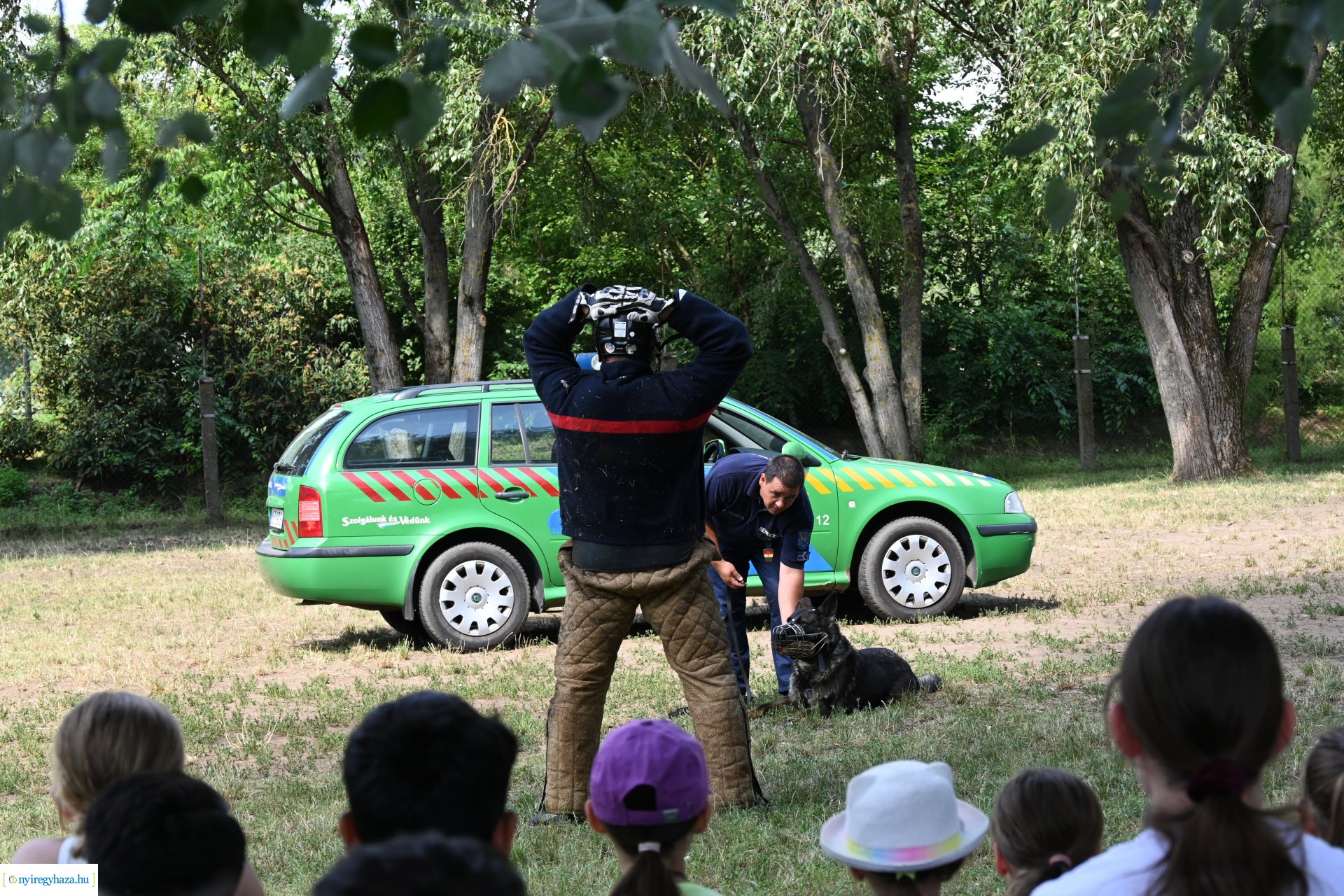 Kutyás rendőrségi bemutató a Kisvakond táborban