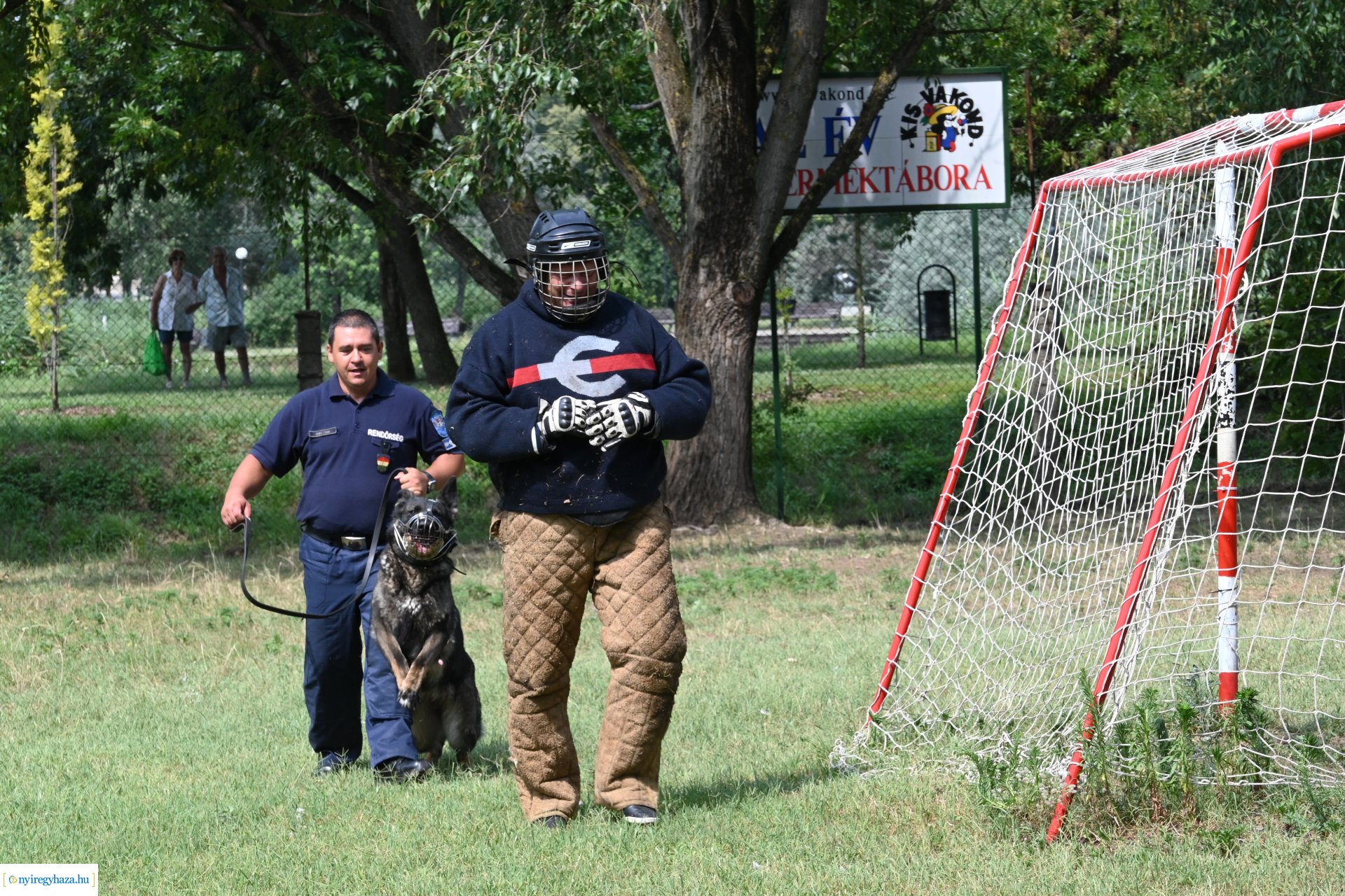 Kutyás rendőrségi bemutató a Kisvakond táborban