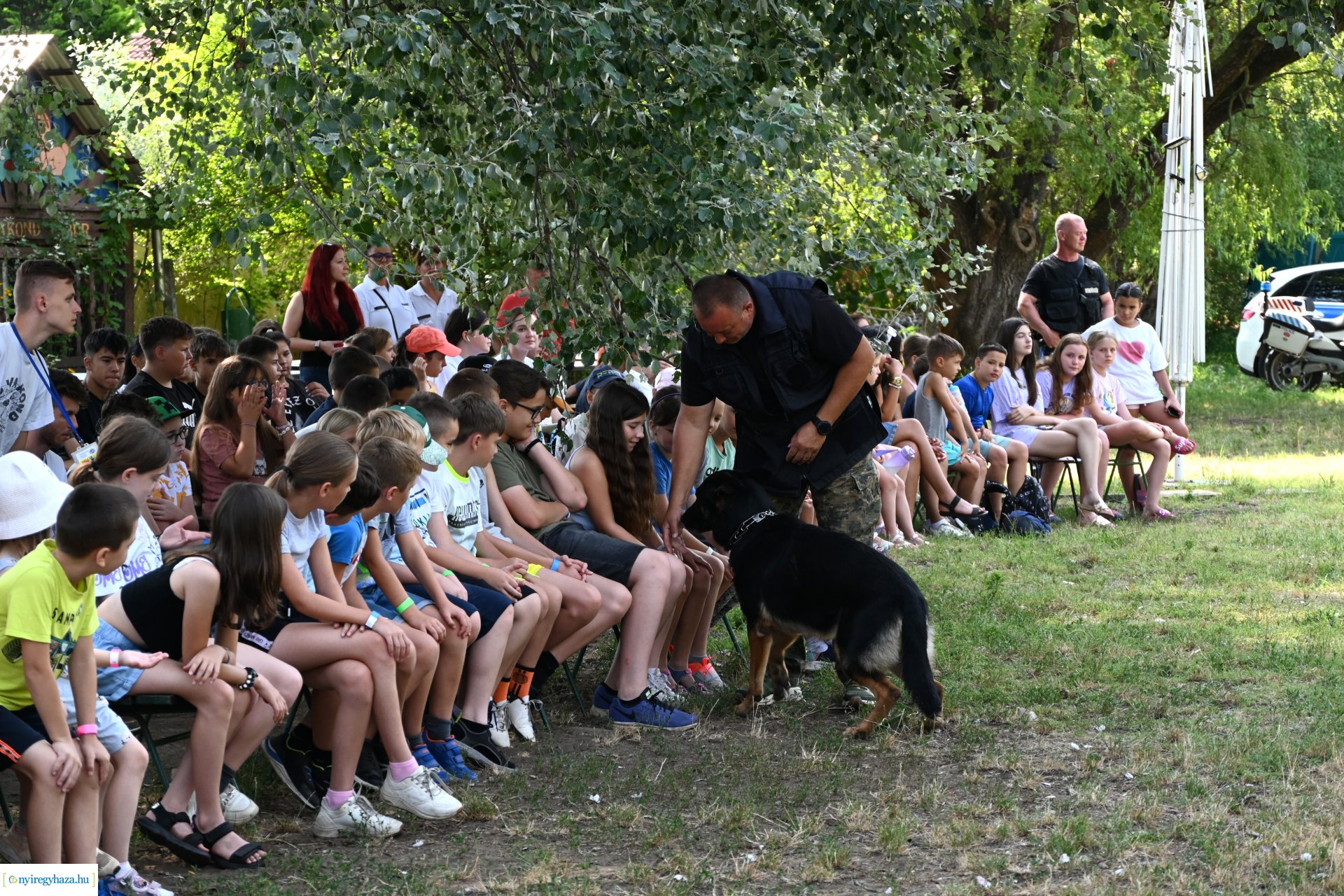 Kutyás rendőrségi bemutató a Kisvakond táborban
