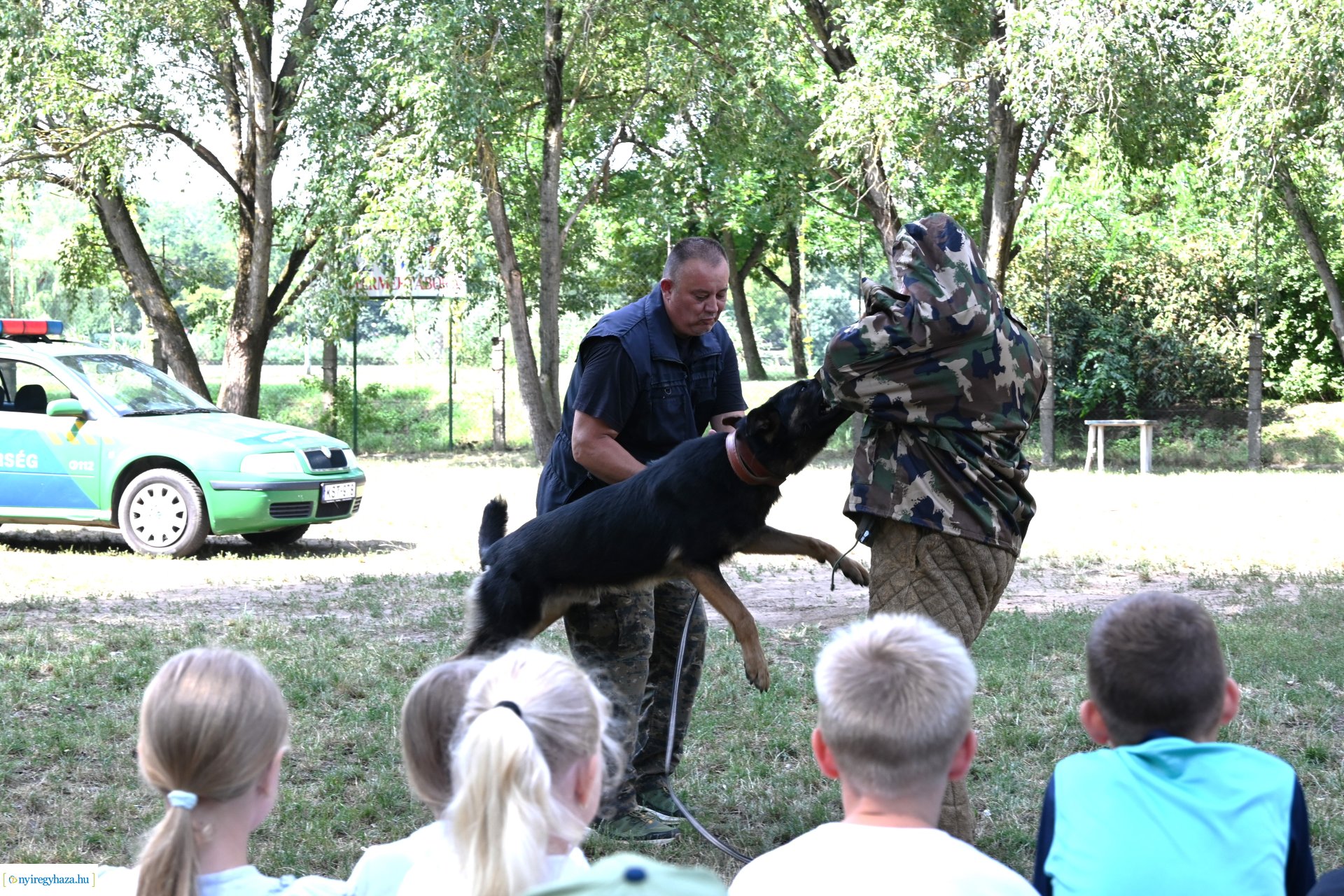 Kutyás rendőrségi bemutató a Kisvakond táborban