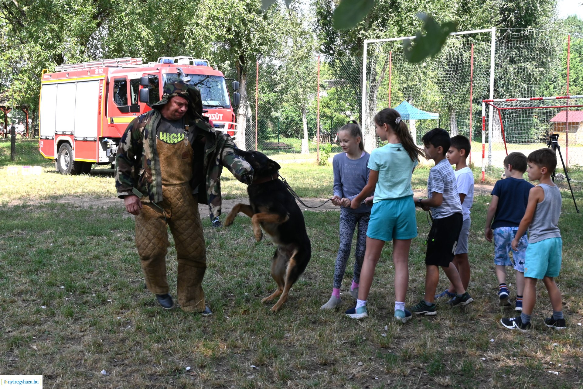 Kutyás rendőrségi bemutató a Kisvakond táborban