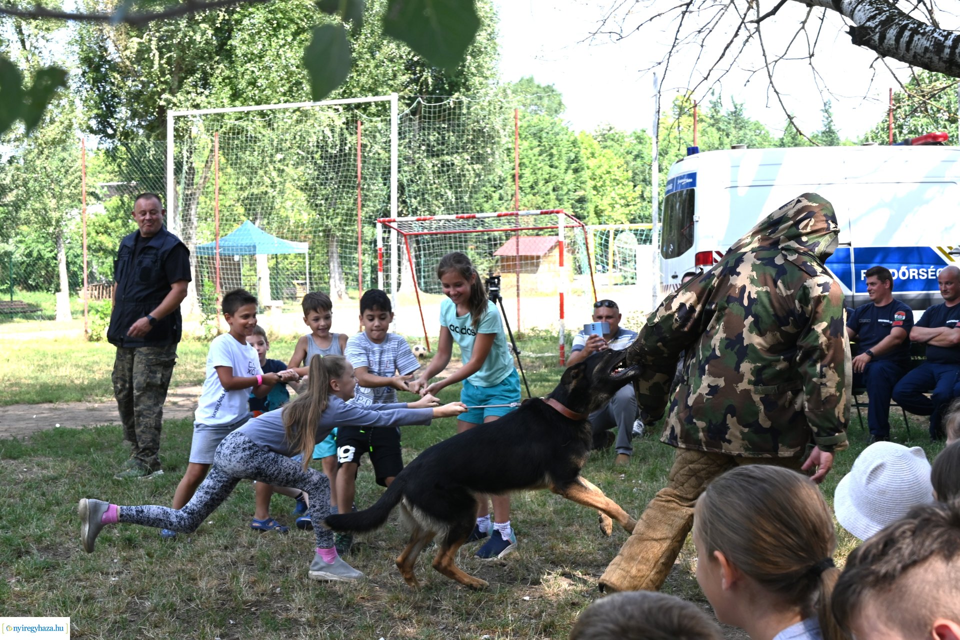 Kutyás rendőrségi bemutató a Kisvakond táborban