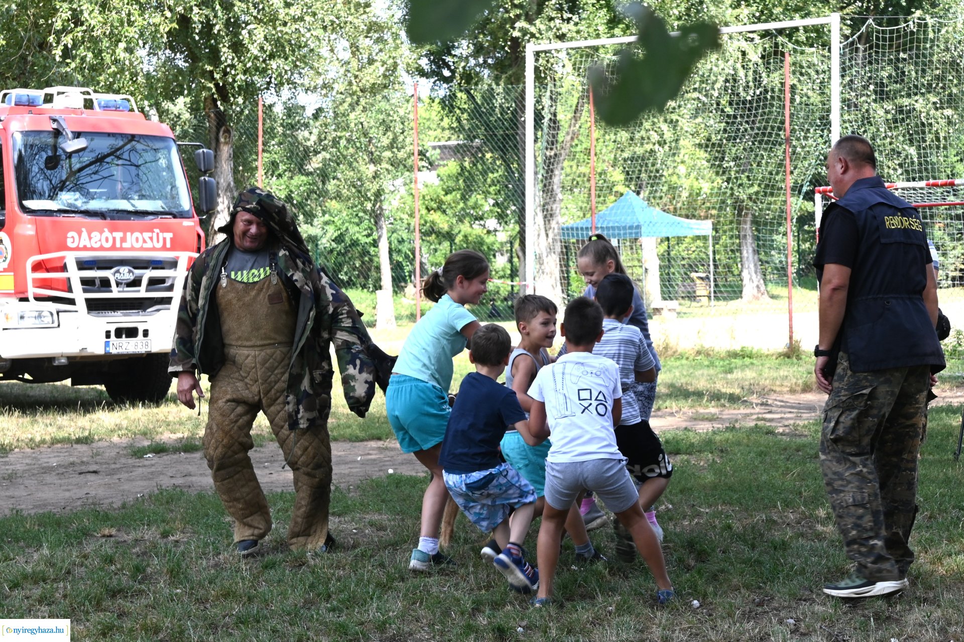 Kutyás rendőrségi bemutató a Kisvakond táborban