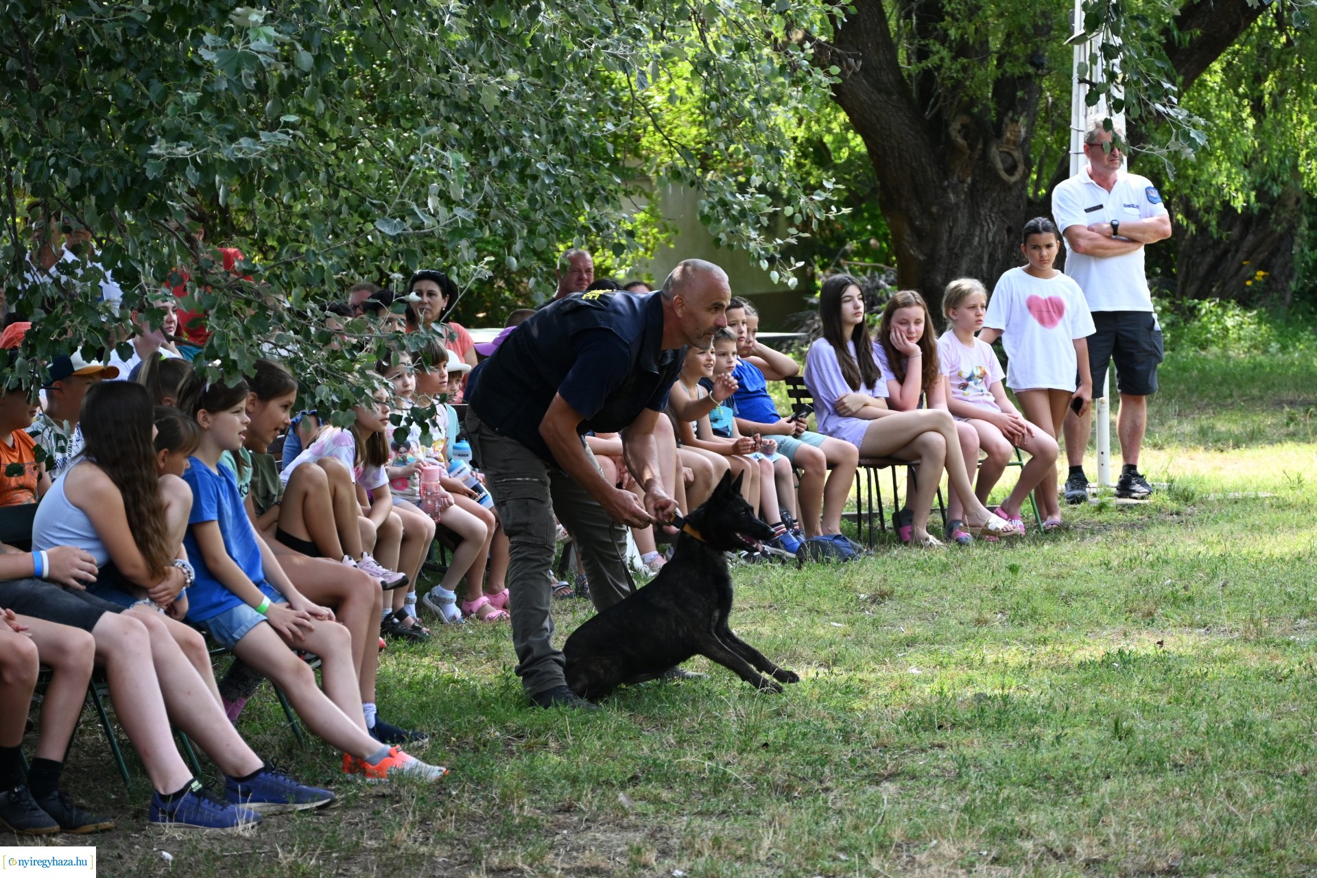 Kutyás rendőrségi bemutató a Kisvakond táborban