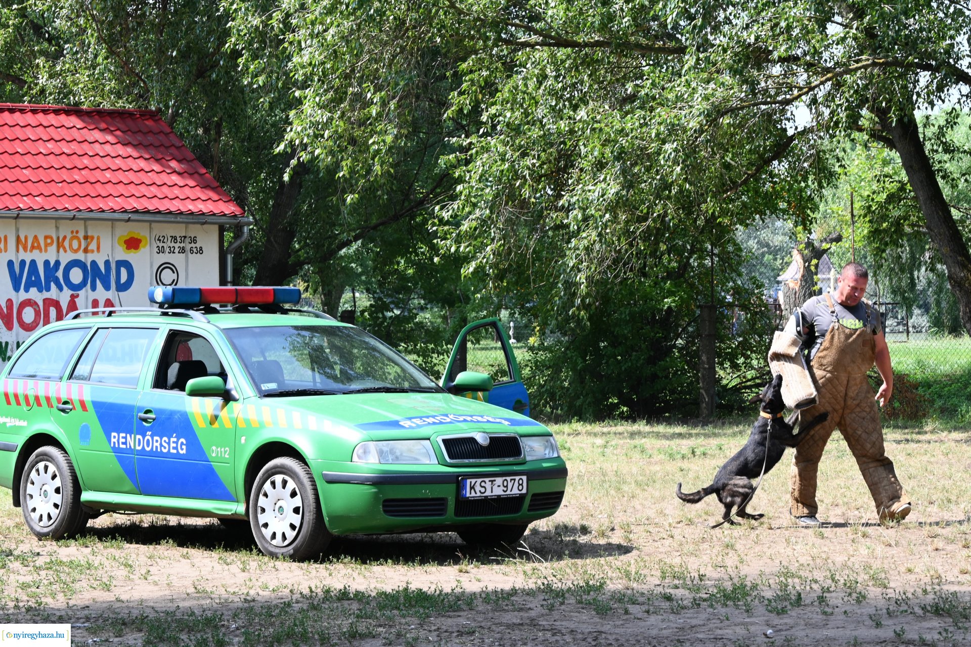 Kutyás rendőrségi bemutató a Kisvakond táborban