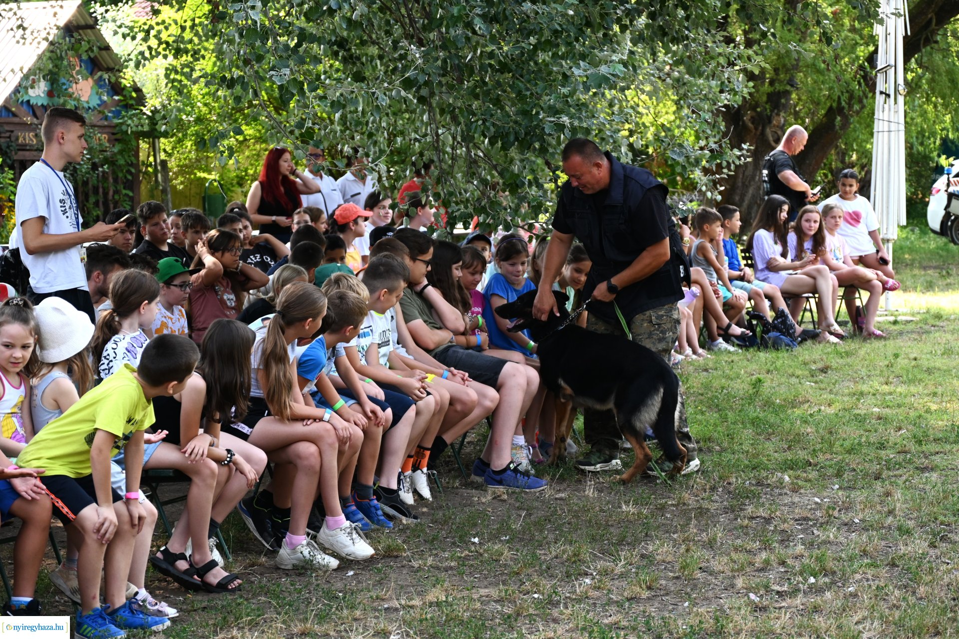 Kutyás rendőrségi bemutató a Kisvakond táborban