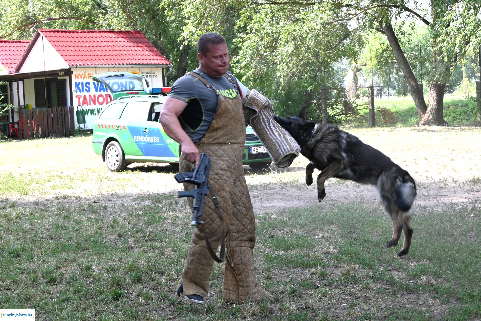 Kutyás rendőrségi bemutató a Kisvakond táborban