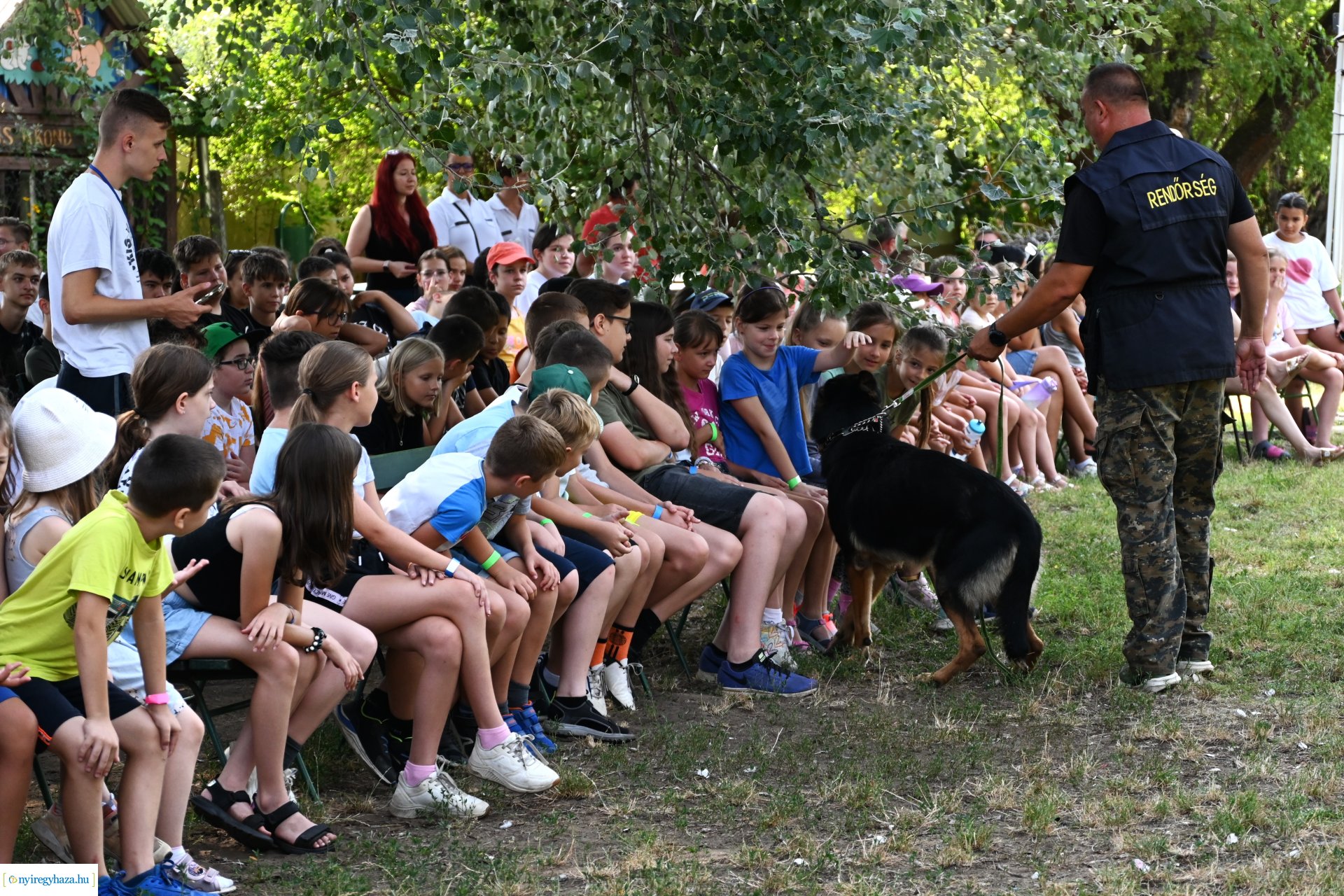 Kutyás rendőrségi bemutató a Kisvakond táborban